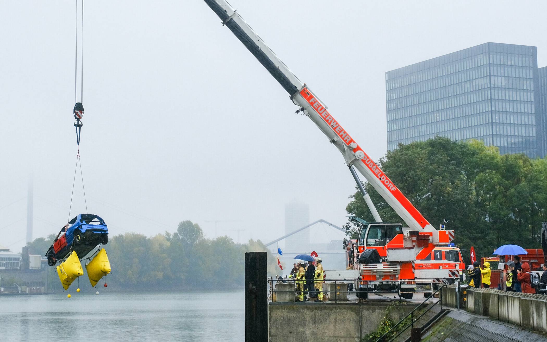 Übung der Bergung eines im Hafenbecken