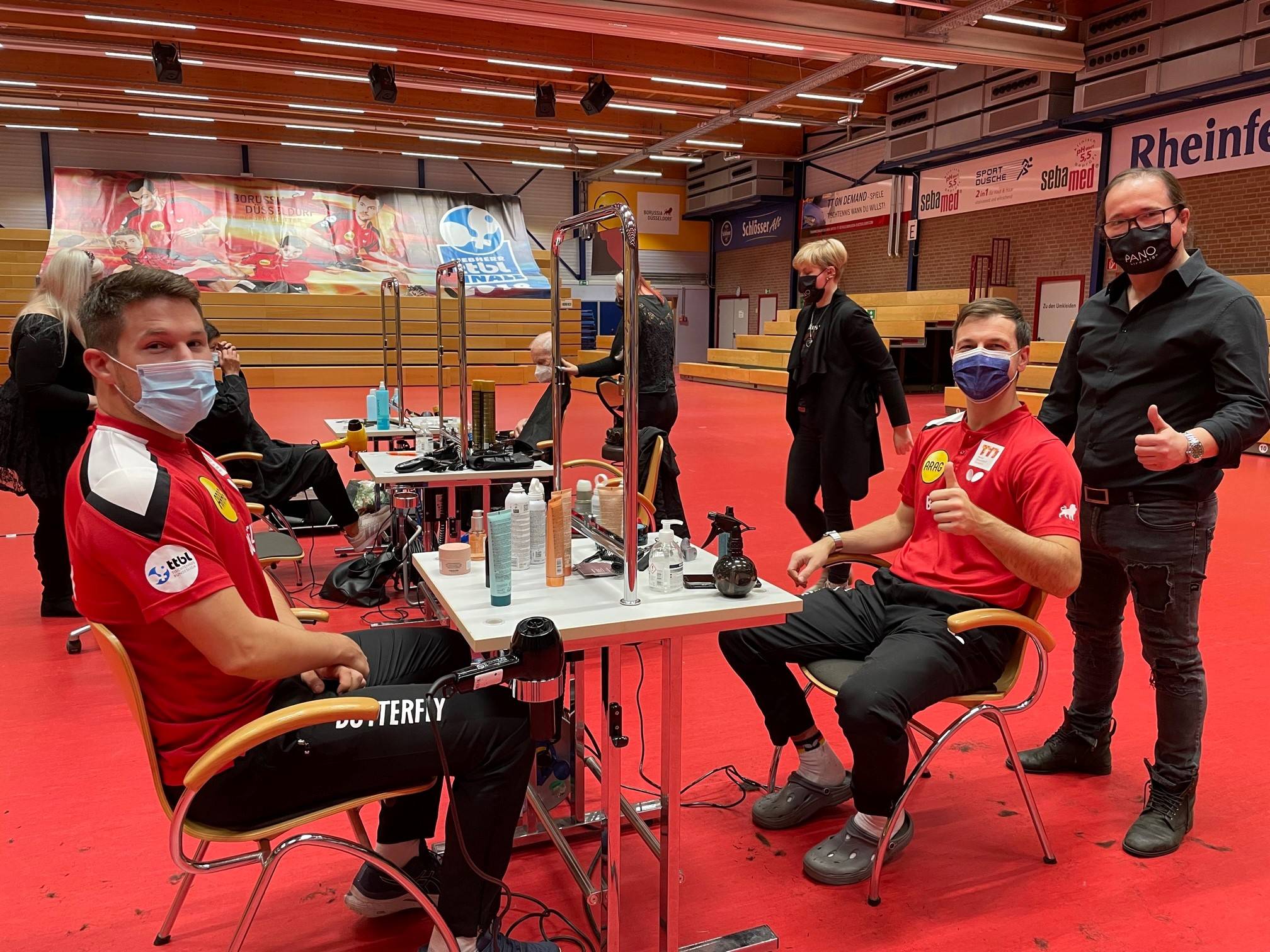  Am Wochenende wurde Borussia Düsseldorfs Heimspielstätte "ARAG CenterCourt" zu einem Friseursalon. Im Rahmen des Projekts "Borussia Düsseldorf hilft – Gemeinsam durch die Krise" ließen sich die Borussia-Profis Timo Boll und Kristian Karlsson sowie zahlreiche Düsseldorferinnen und Düsseldorfer für den guten Zweck von vier Friseurinnen und Friseuren von PANO hairdesign die Haare schneiden. Die Einnahmen kommen zu 100 Prozent dem Hilfsprojekt zugute und Düsseldorfs Tischtennis-Cracks starten gut frisiert in die CL.      