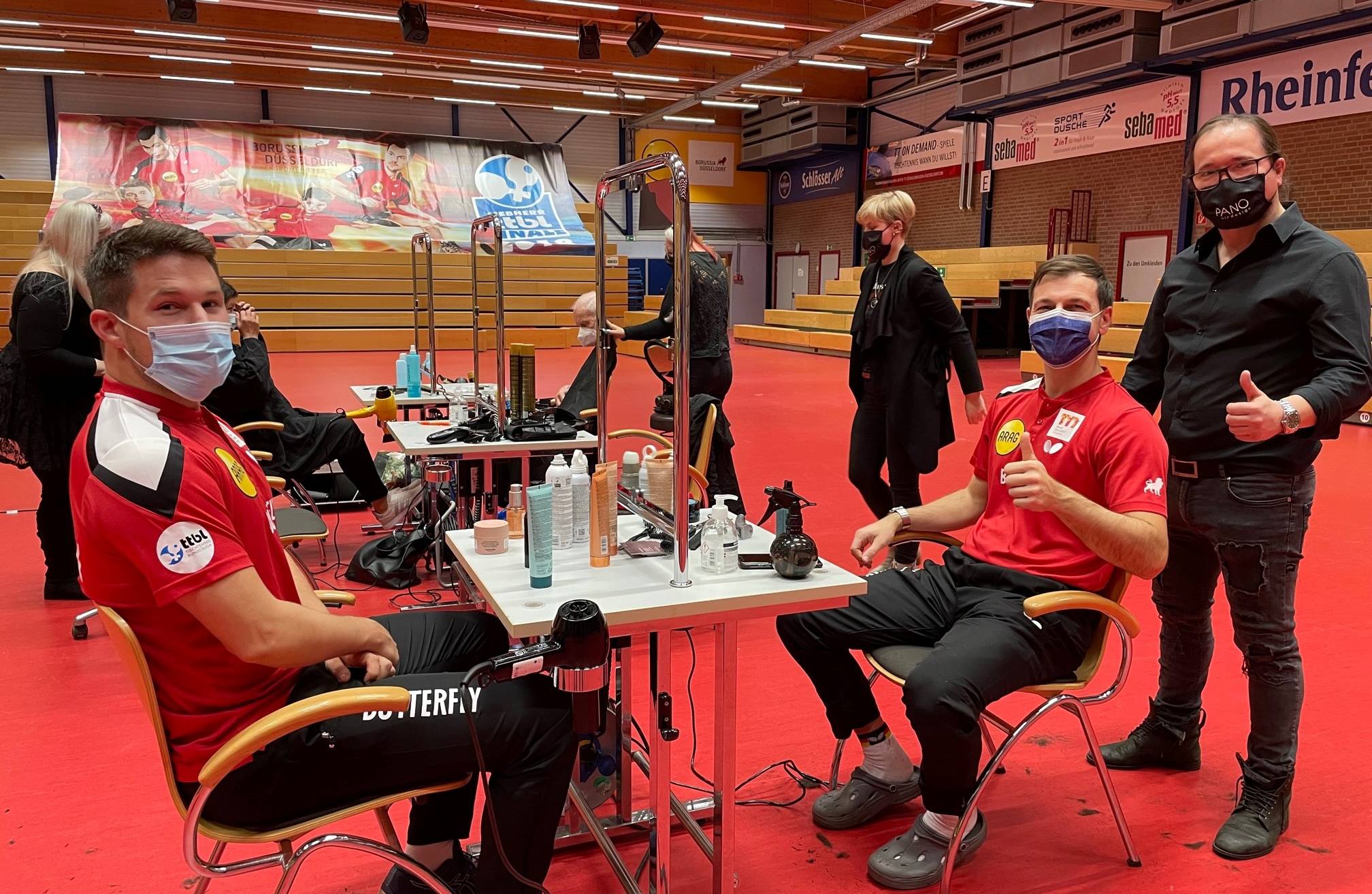  Am Wochenende wurde Borussia Düsseldorfs Heimspielstätte "ARAG CenterCourt" zu einem Friseursalon. Im Rahmen des Projekts "Borussia Düsseldorf hilft – Gemeinsam durch die Krise" ließen sich die Borussia-Profis Timo Boll und Kristian Karlsson sowie zahlreiche Düsseldorferinnen und Düsseldorfer für den guten Zweck von vier Friseurinnen und Friseuren von PANO hairdesign die Haare schneiden. Die Einnahmen kommen zu 100 Prozent dem Hilfsprojekt zugute und Düsseldorfs Tischtennis-Cracks starten gut frisiert in die CL.      