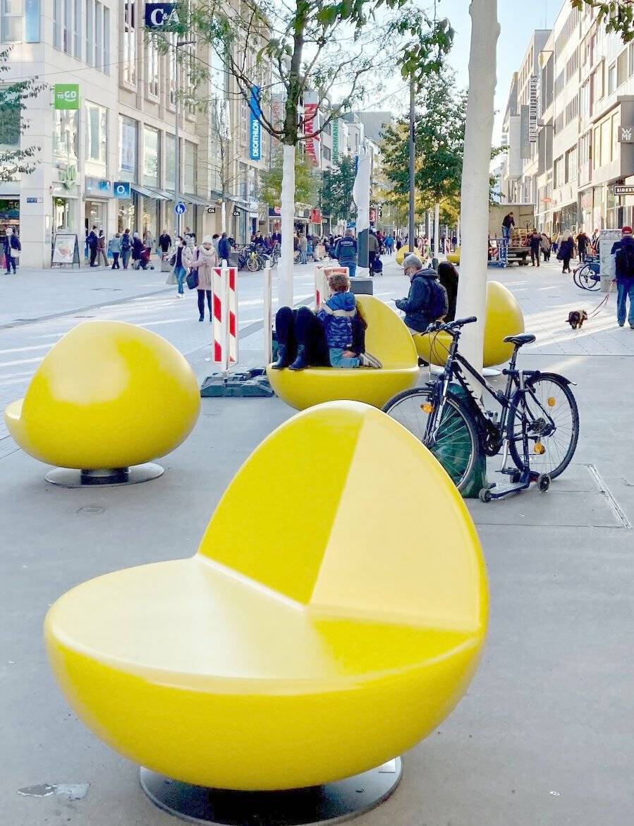  20 dieser gelben Lounge-Sessel stehen auf der neu gestalteten Schadowstraße. 