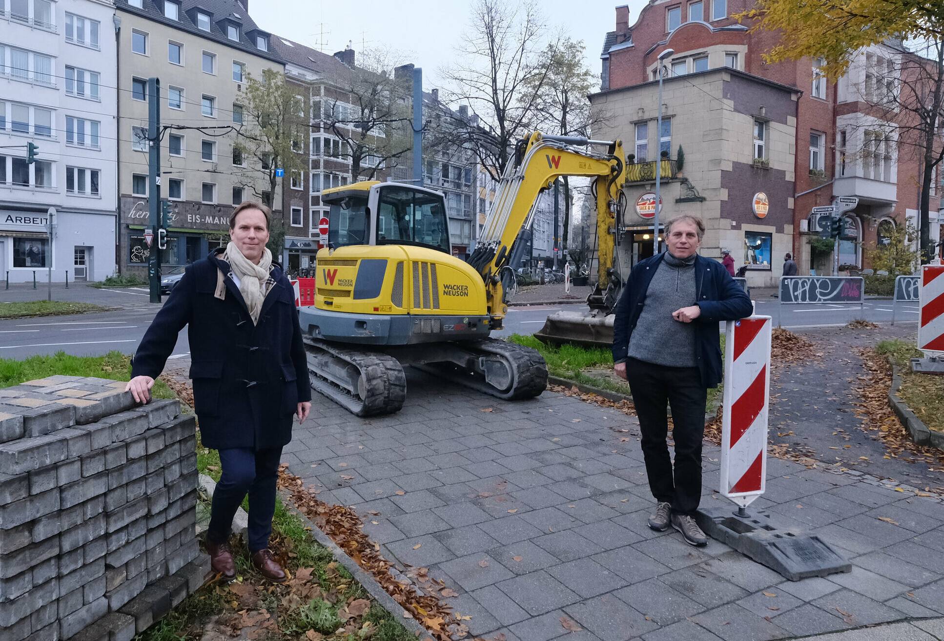  Mobilitätsdezernent Jochen Kral (r.) hat sich gemeinsam mit Florian Reeh, Leiter des Amtes für Verkehrsmanagement, ein Bild vom Auftakt der Arbeiten am Ludwig-Hammers-Platz gemacht. 