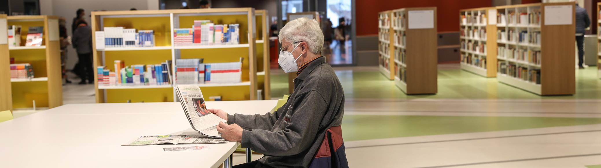  Zur Eröffnung eroberten die Bürgerinnen und Bürger die neue Fläche der Zentralbibliothek im KAP1: Viele Besucher nutzten direkt die einzelnen Lesebereiche oder nahmen die ersten Ausleihen am neuen Standort vor. 