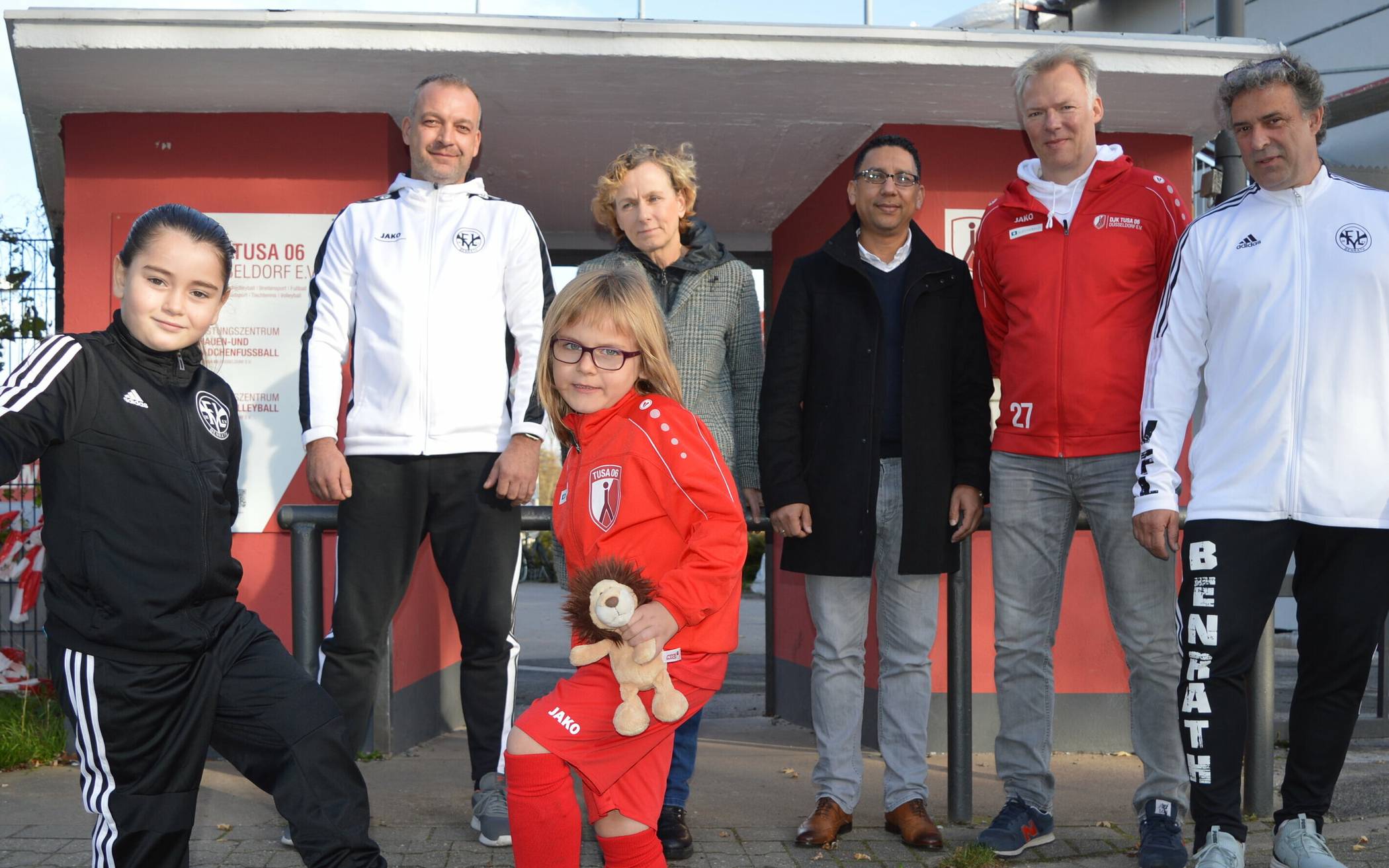  Partner, die sich freuen: Benraths Mädchen-Trainer Mike Riedel, TuSA-Vorsitzende Ute Groth, VfL-Vorstand Rachid Bassit, Gunter Bliss-Müller (TuSA) und VfL-Fußballjugend-Abteilungsleiter Michael Mey. 