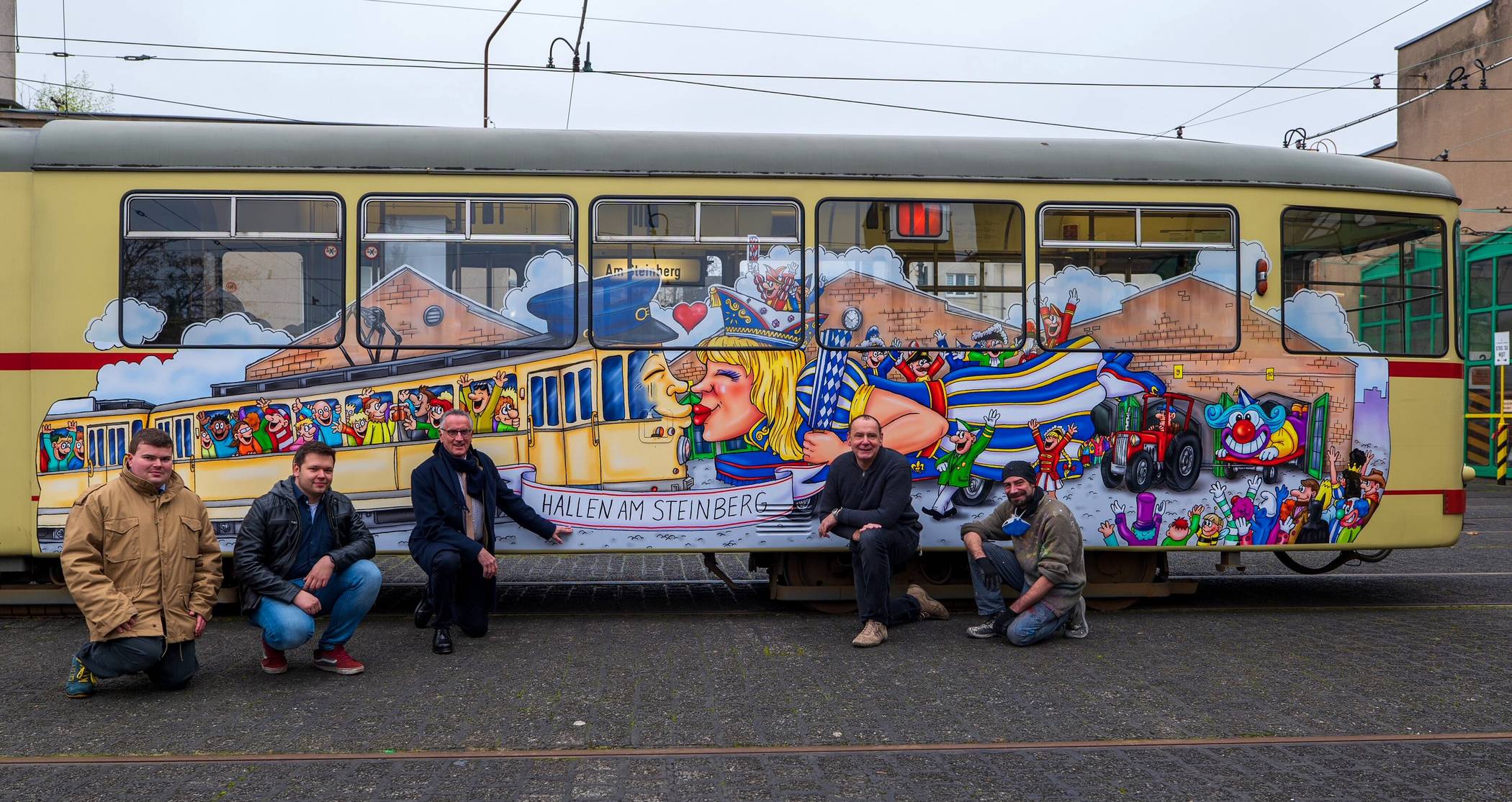  Vor der Wimmelbahn (v. l.) David Zieren und Julian Zimmermann (beide Vorstand Verein Linie D), Klaus Klar (Vorstand Rheinbahn), Jacques Tilly und David Salomo aus Tilly Team. 