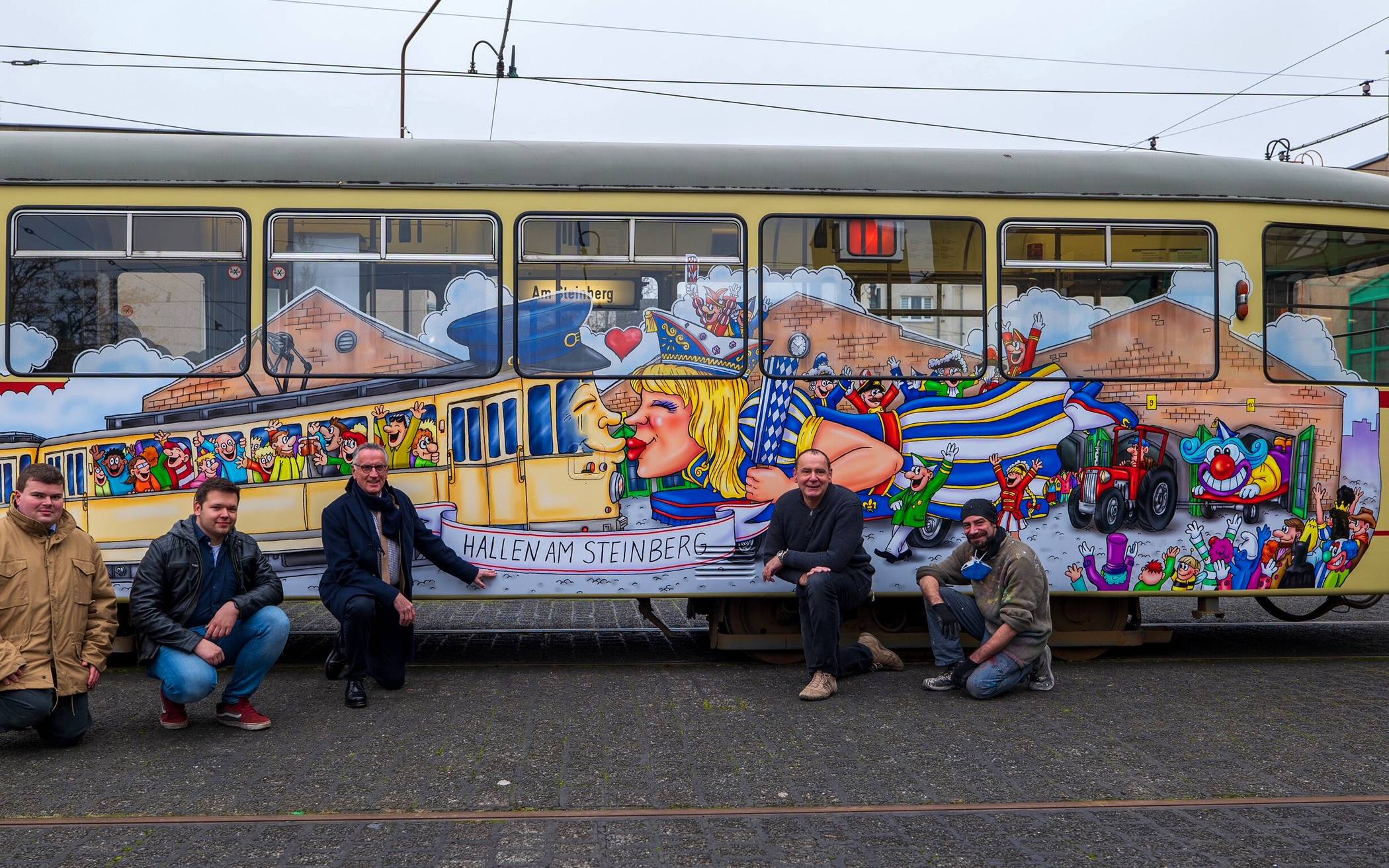  Vor der Wimmelbahn (v. l.) David Zieren und Julian Zimmermann (beide Vorstand Verein Linie D), Klaus Klar (Vorstand Rheinbahn), Jacques Tilly und David Salomo aus Tilly Team. 