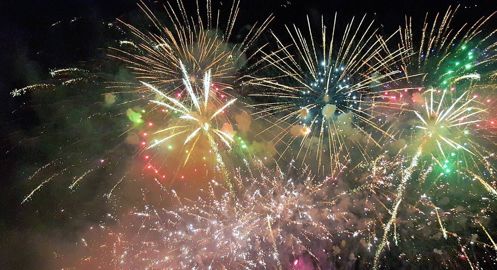   Lichtkaskaden, die auch Silvester 2021 nicht am Himmel über der Altstadt zu sehen sein werden - OB Keller bittet „auf das Feuerwerk auch vor der eigenen Haustür aus Respekt vor den Pflegekräften und den Kranken in den Kliniken zu verzichten.“   
