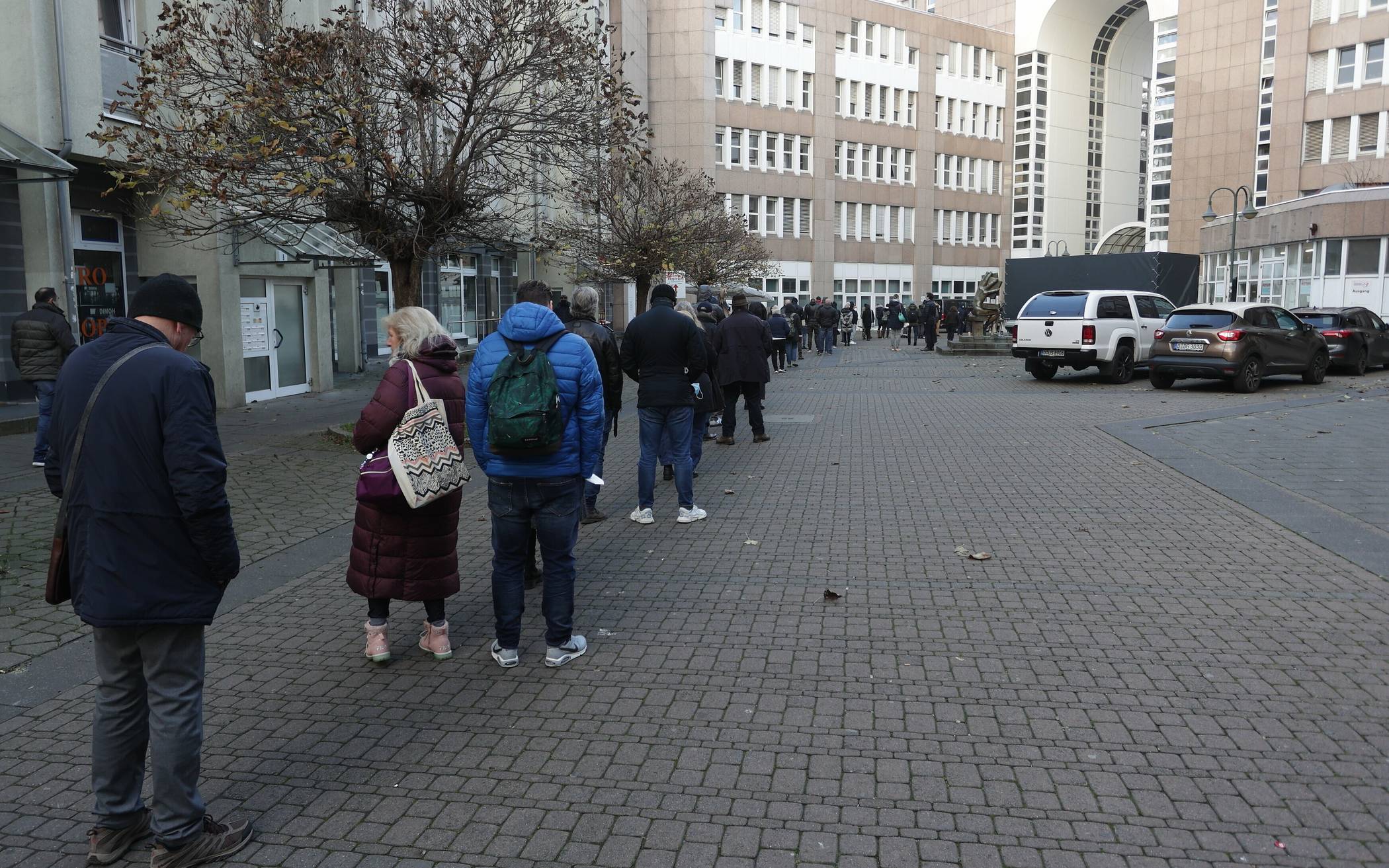  Menschenschlange am Impfzentrum 2.0. 