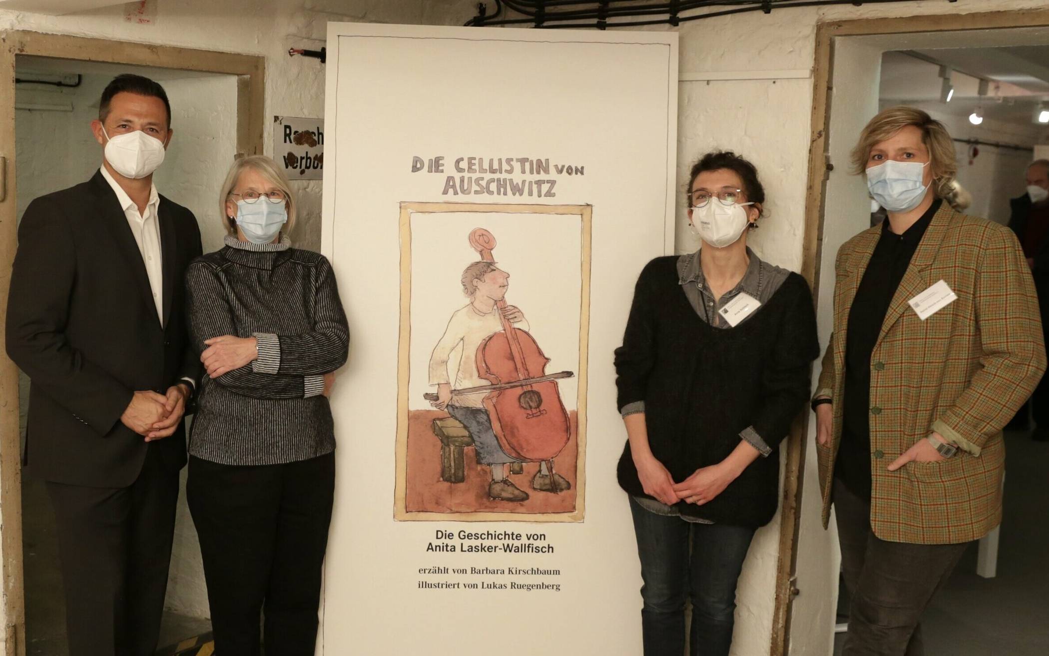  Eröffnung der Ausstellung mit (v. l.) dem Schulausschusses-Vorsitzenden Pavle Madzirov, Kuratorin Barbara Kirschbaum sowie Anna Schlieck und Astrid Hirsch-von Borries von der Mahn- und Gedenkstätte. 