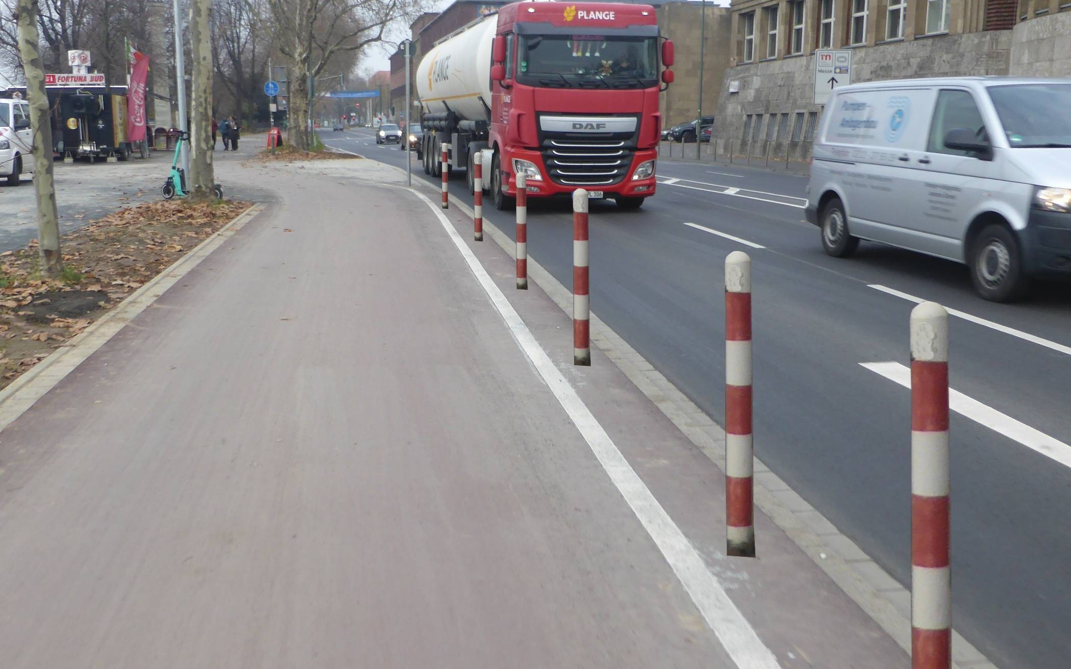  Der ADFC Düsseldorf plädiert für das Aufstellen von Pollern entlang des Radweges als zusätzliche Schutzeinrichtung 