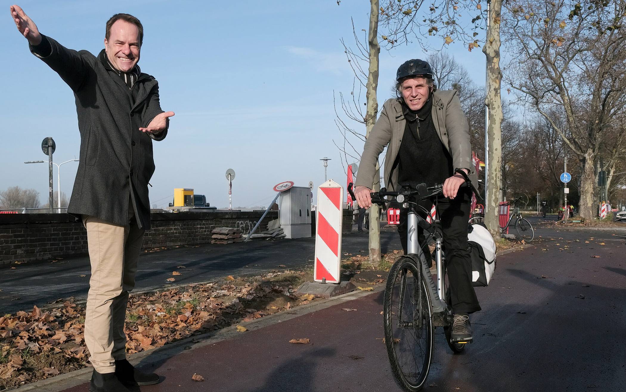  Oberbürgermeister Dr. Stephan Keller (l.) und Mobiliätsdezernent Jochen Kral gaben den neuen Radweg am Joseph-Beuys-Ufer kürzlich frei. 