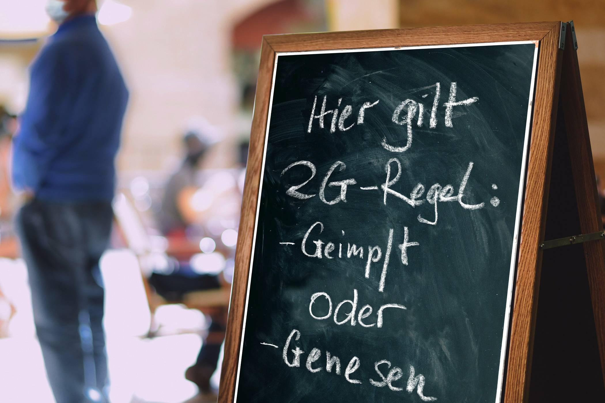  Bei der 2G-Kontrolle im Düsseldorfer Einzelhandel werden jetzt auch Armbändchen verteilt. Sie genügen auch in anderen Geschäften als Nachweis. 