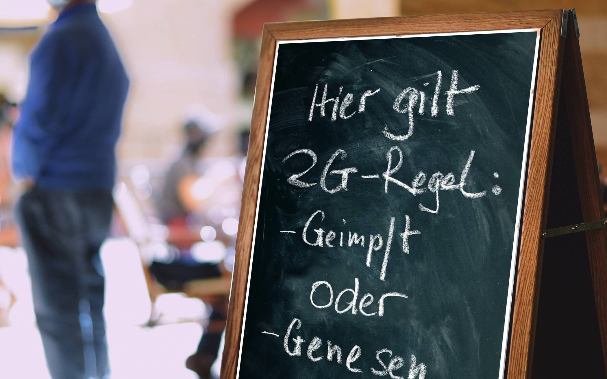 Bei der 2G-Kontrolle im Düsseldorfer Einzelhandel werden jetzt auch Armbändchen verteilt. Sie genügen auch in anderen Geschäften als Nachweis. 