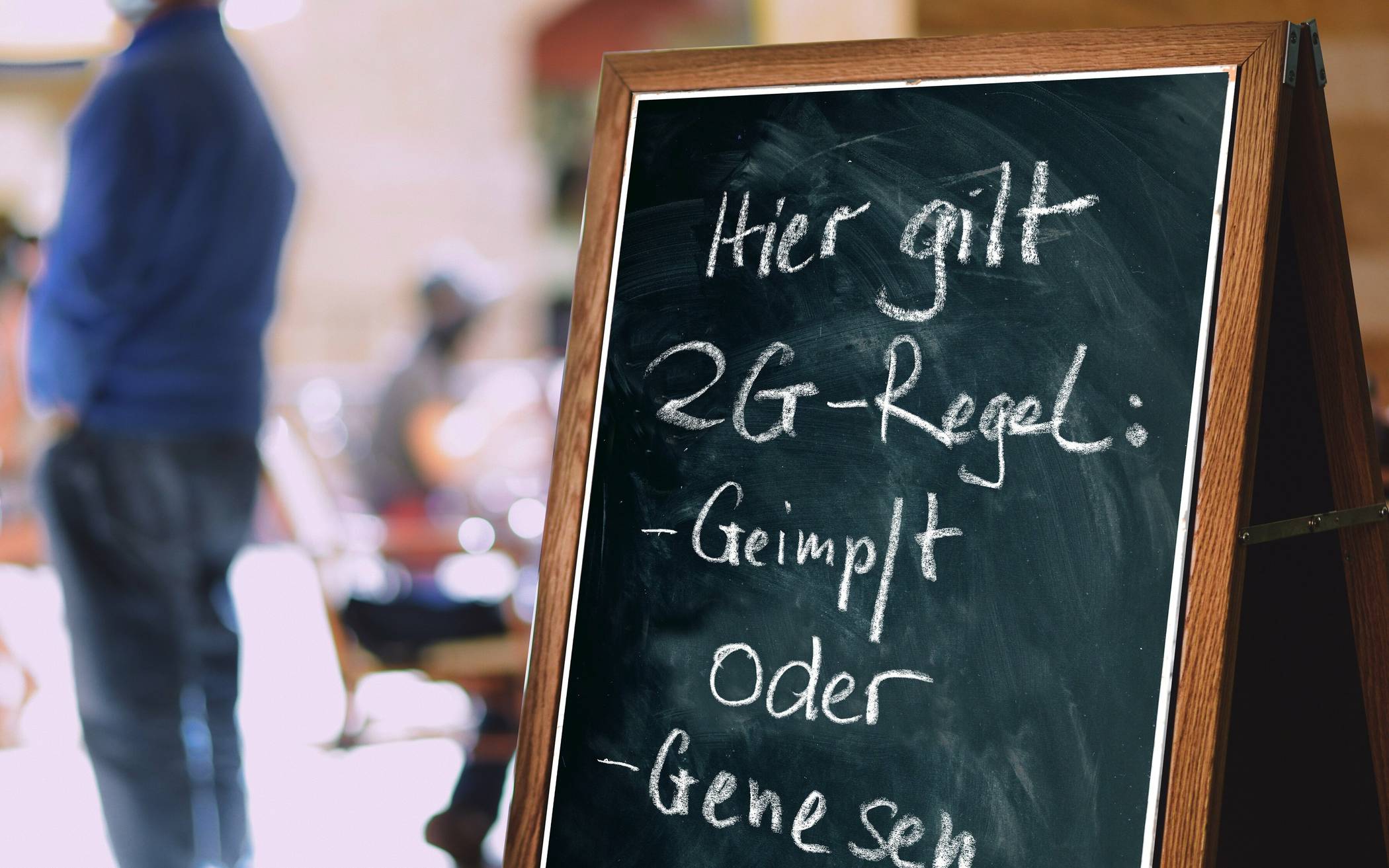 Bei der 2G-Kontrolle im Düsseldorfer Einzelhandel