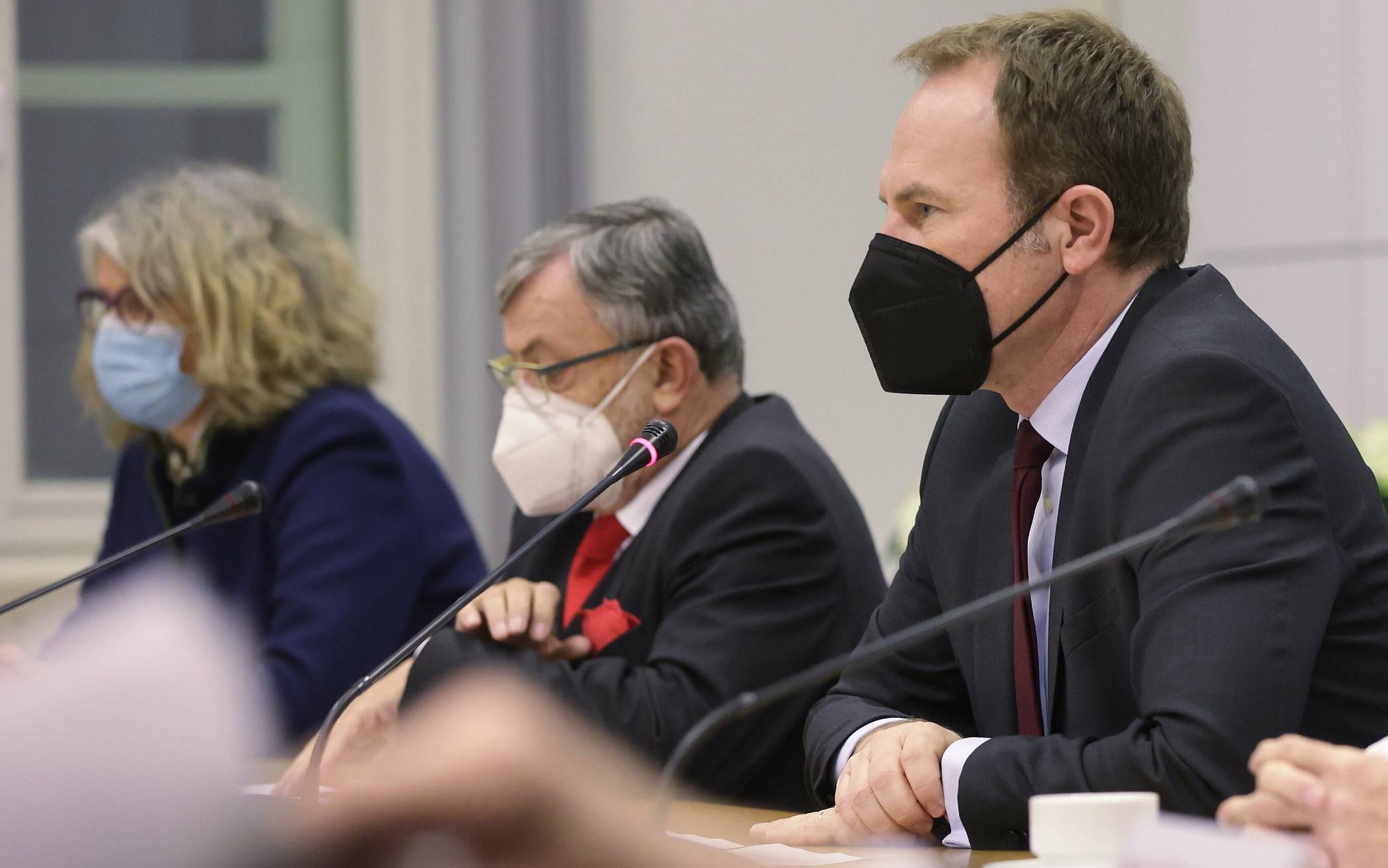  Verkündeten den neuen Zoch-Termin im Rathaus: OB Stephan Keller, CC-Präsident Michael Laumen und Britta Damm, 1. Vorsitzende der IG Düsseldorfer Schützenvereine. 