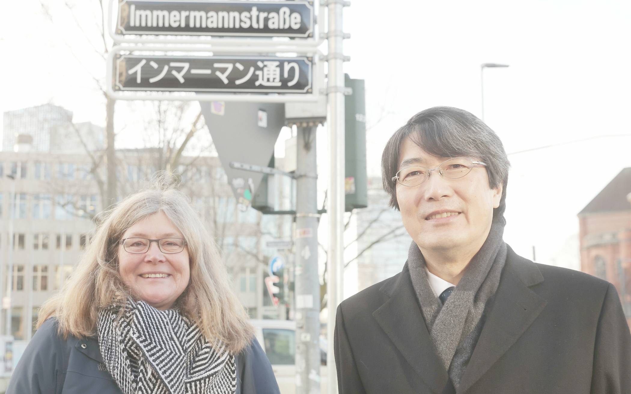  Bezirksbürgermeisterin Annette Klinke und der japanische Generalkonsul Kiminori Iwama mit dem neuen Schild an der Immermannstraße auf Höhe des Ernst-Schneider-Platzes. 