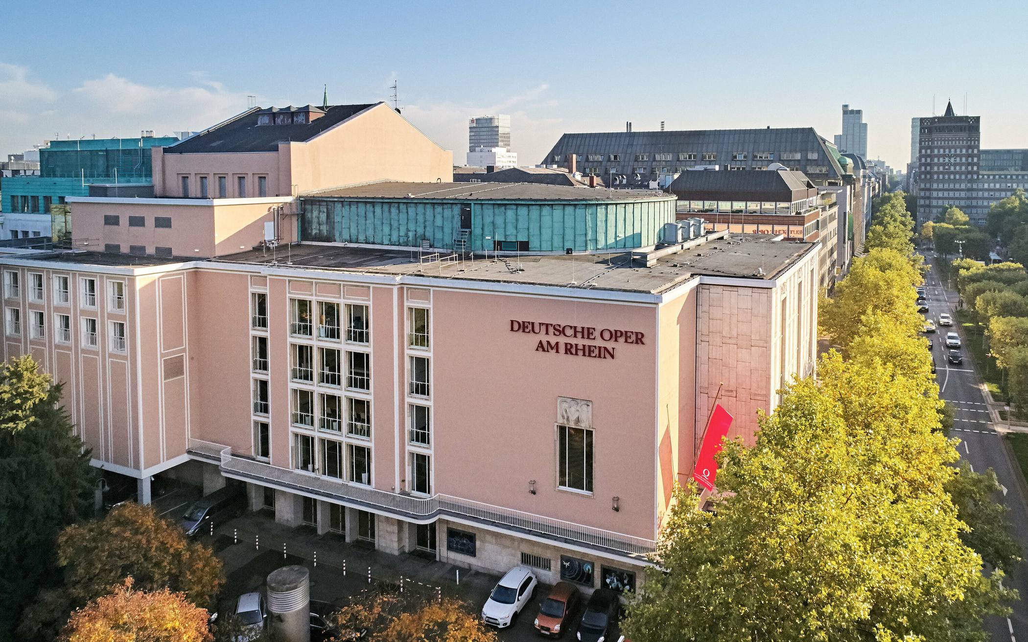  Düsseldorfs Oper am aktuellen Standort am Hofgarten - „Ein großer Tag“. 
