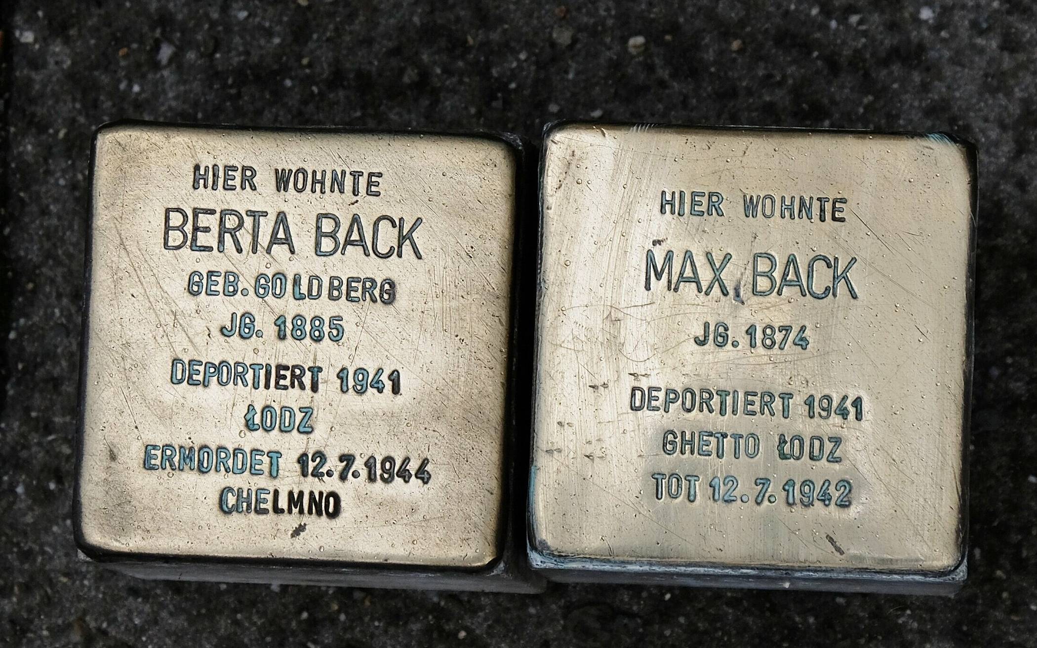  Die beiden Stolpersteine, die an der Venloer Straße 11 an das Ehepaar Berta und Max Back erinnern, kehrten nun an ihren ursprünglichen Standort zurück. 