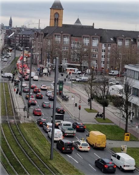 Starker Verkehr am Oberbilker Markt -