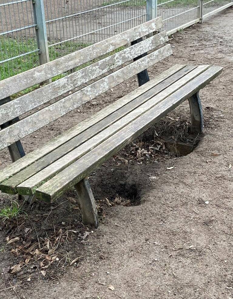  Bank auf dem Auslaufplatz im Ostpark.  