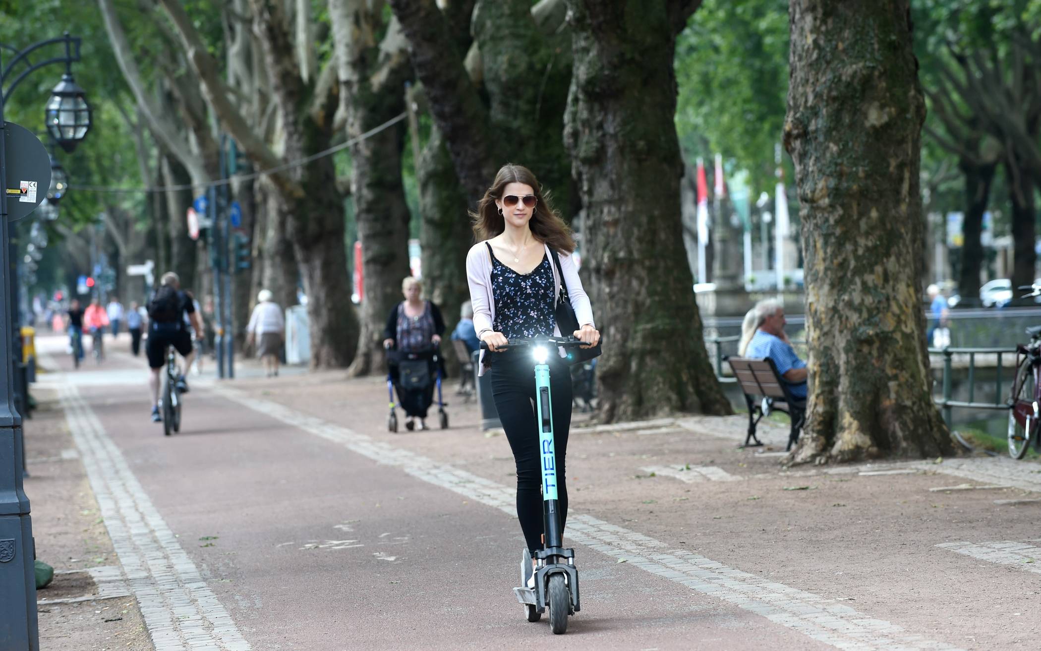  E-Scooterin auf der Düsseldorfer Kö - „Das kann so nicht funktionieren.“ 