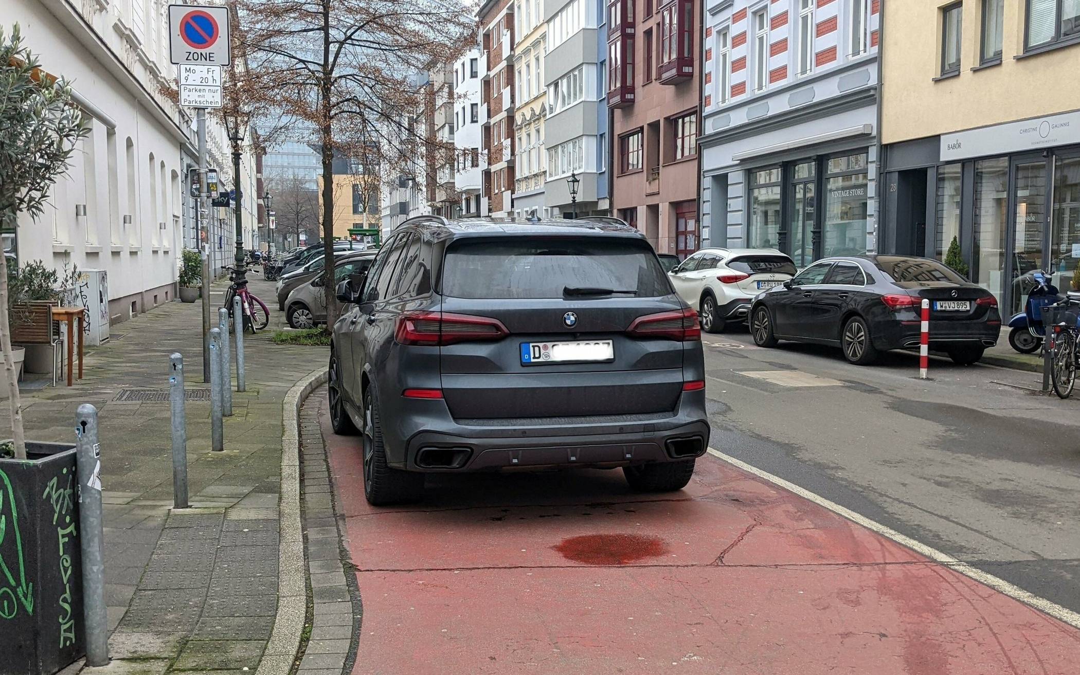 Falschparker auf Radweg auf der Düsselstraße