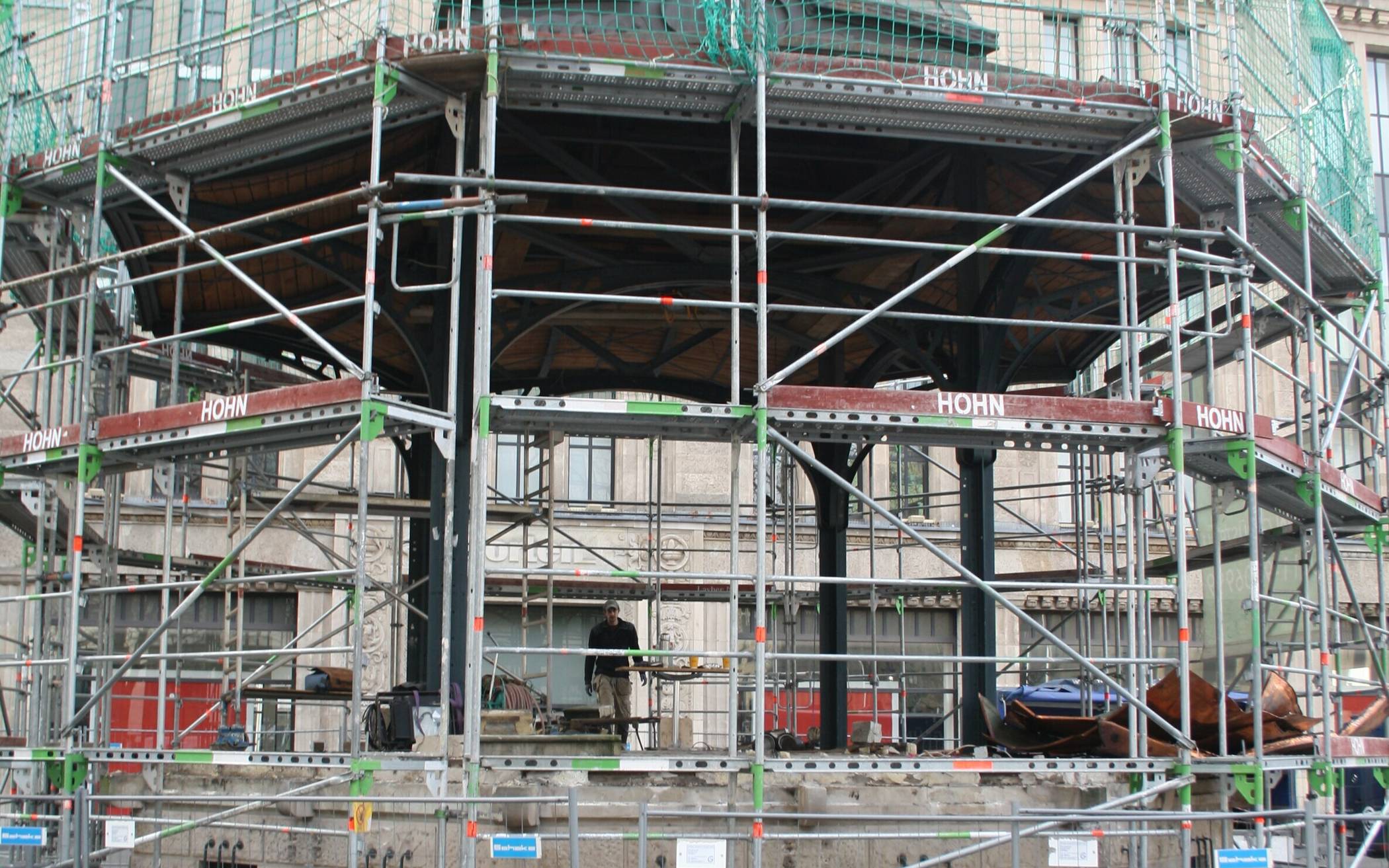  Der eingerüstete Musikpavillon am Heinrich-Heine-Platz.   