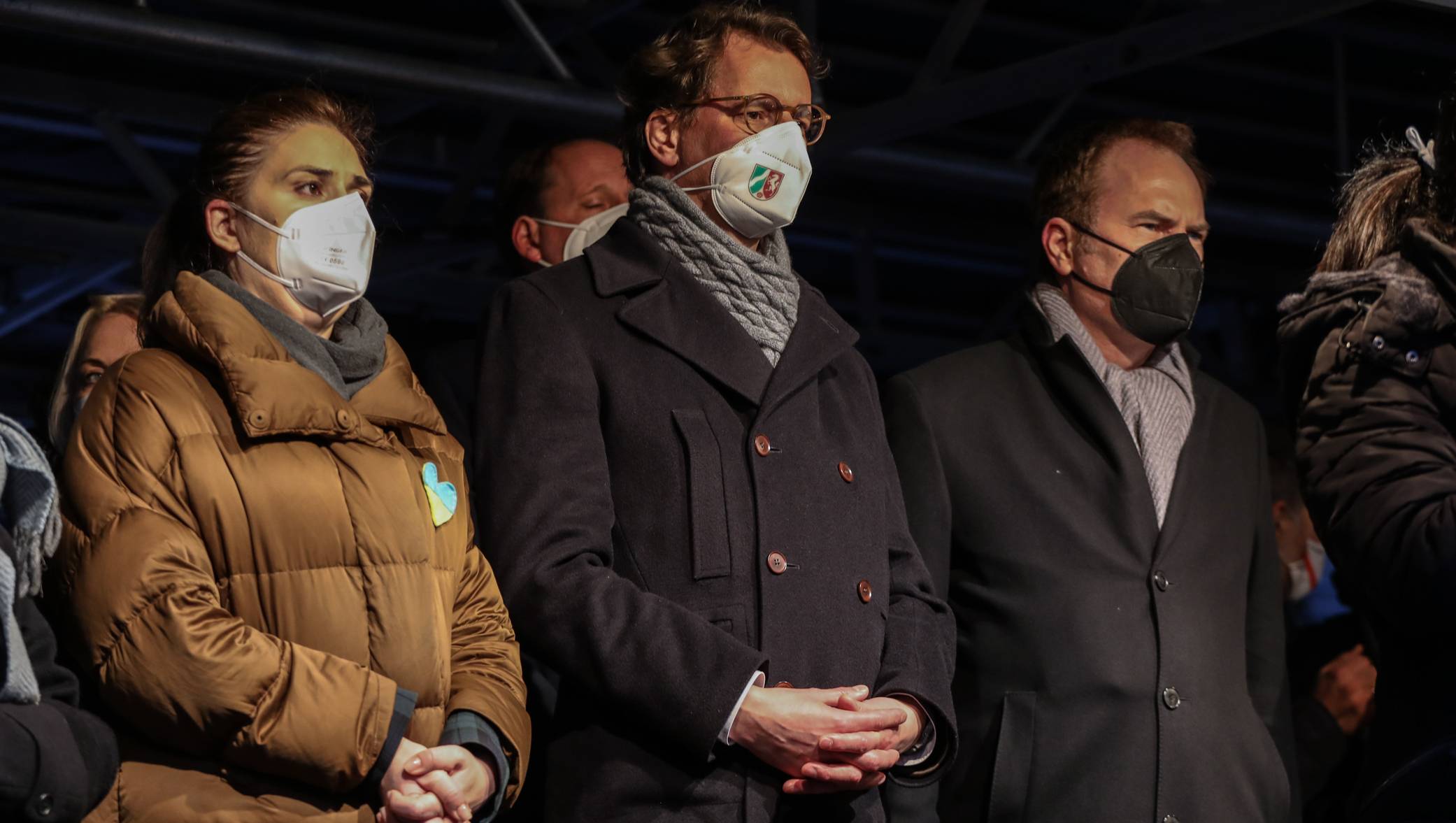  Bei der Kundgebung des ukrainischen Generalkonsulates auf dem Schadowplatz: die ukrainische Generalkonsulin Iryna Shum, NRW Ministerpräsident Hendrik Wüst und Oberbürgermeister Dr. Stephan Keller (v. l.). 