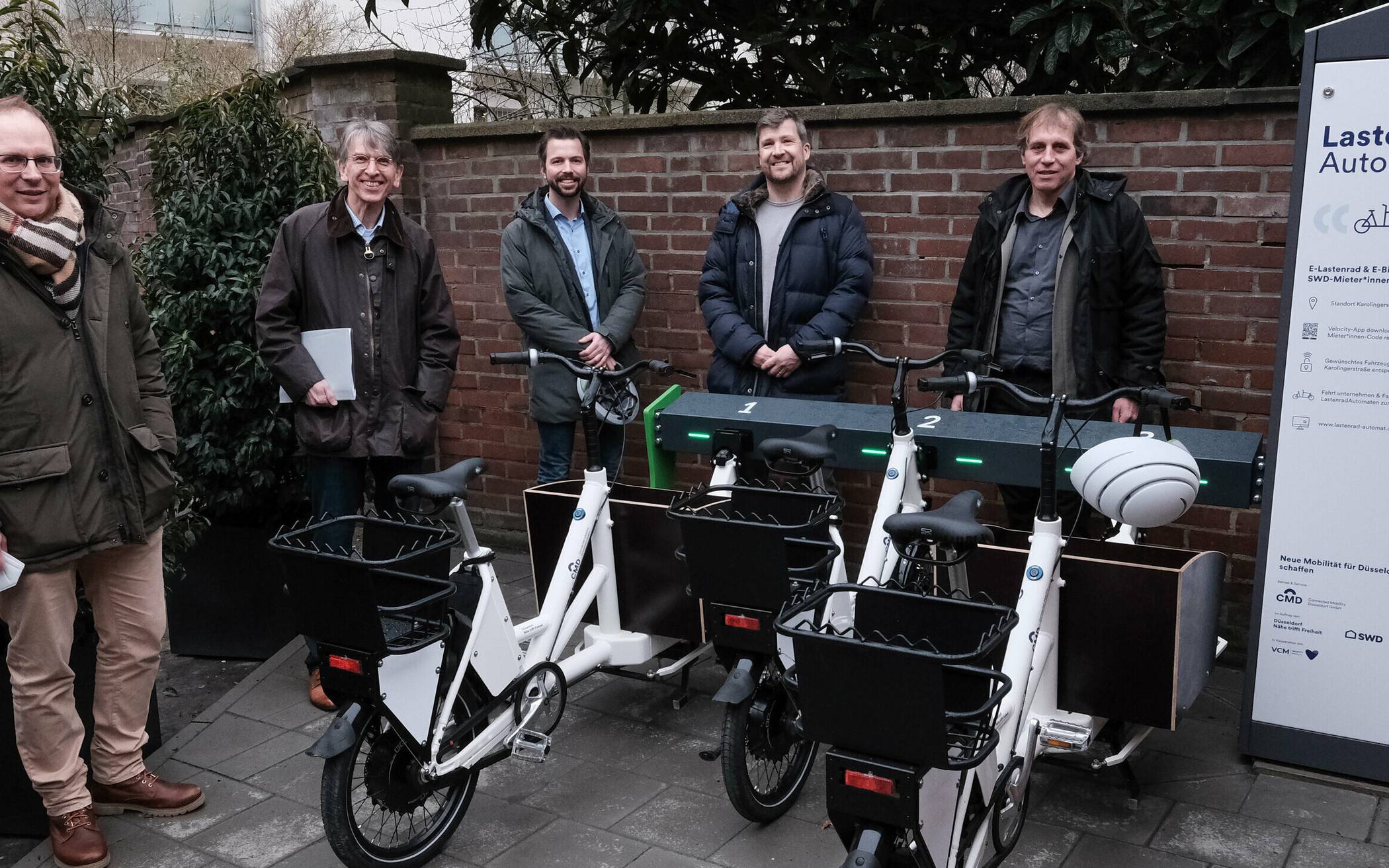  Stellten Einzelheiten zum Lastenradautomaten vor: Mobilitätsdezernent Jochen Kral, Rolf Neumann und Dr. David Rüdiger (beide CMD) sowie Roland Redmer und Frank Hiller (beide SWD, v. r.). 