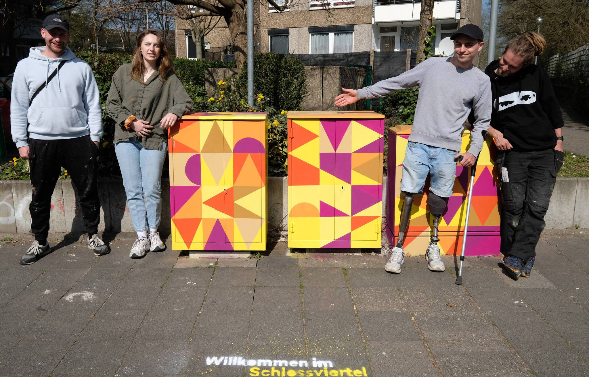  Jan Herrmann, Cornelia Windheuser, Marcel Malchin und Nicklas Fels (v.l.n.r.) - alle Studierende der Hochschule Düsseldorf, Lehrstuhl Kommunikationsdesign - gestalteten die Strom- und Verteilerkästen in Garath. 