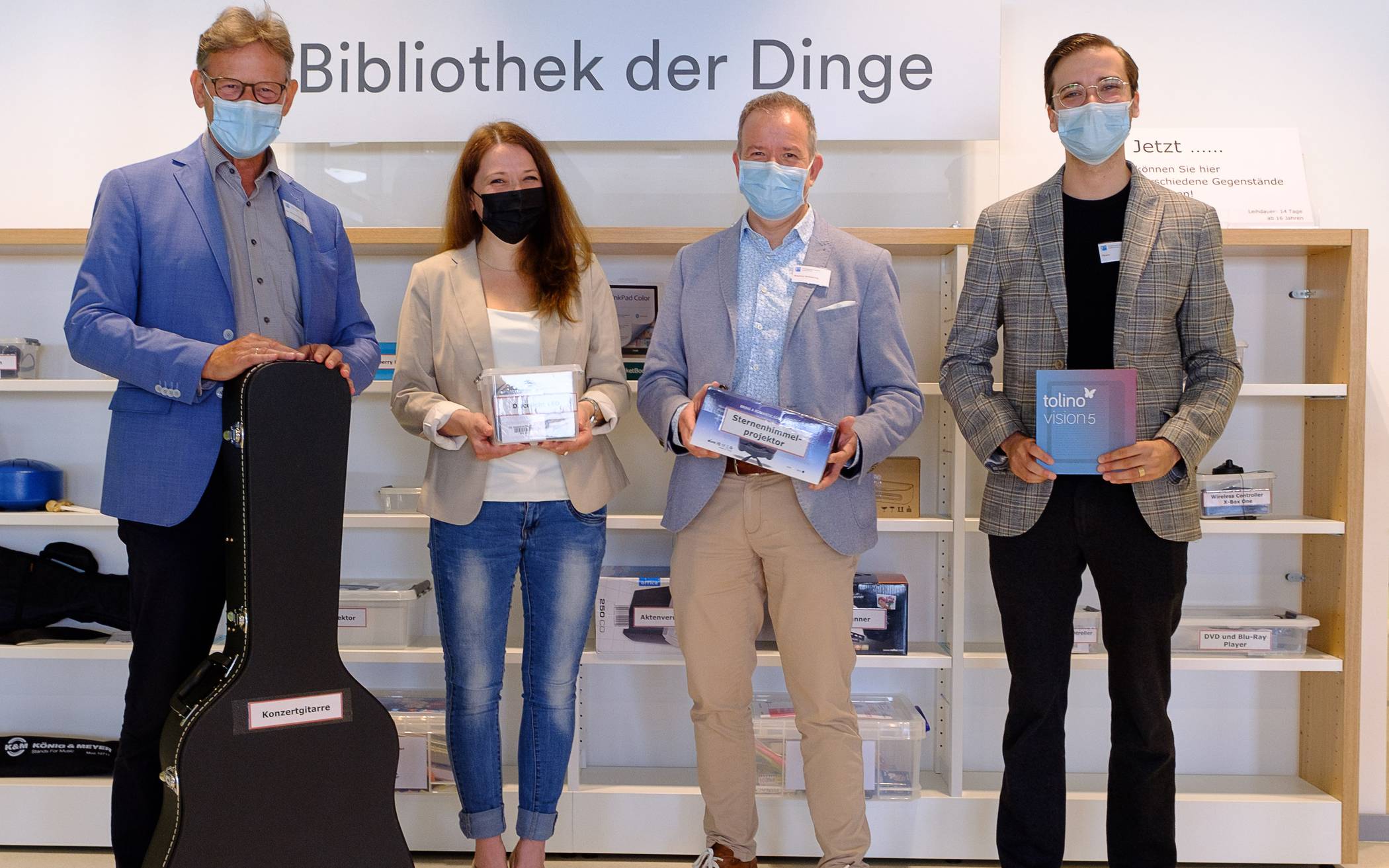  Stadtbücherei-Direktor Dr. Norbert Kamp, Marie-Christine Bariller, Leiterin der Stadtteilbücherei Benrath sowie Stephan Schwering und David Tkacz (v. l.) von der Zentralbibliothek mit  ausleihbaren „Dingen“.  