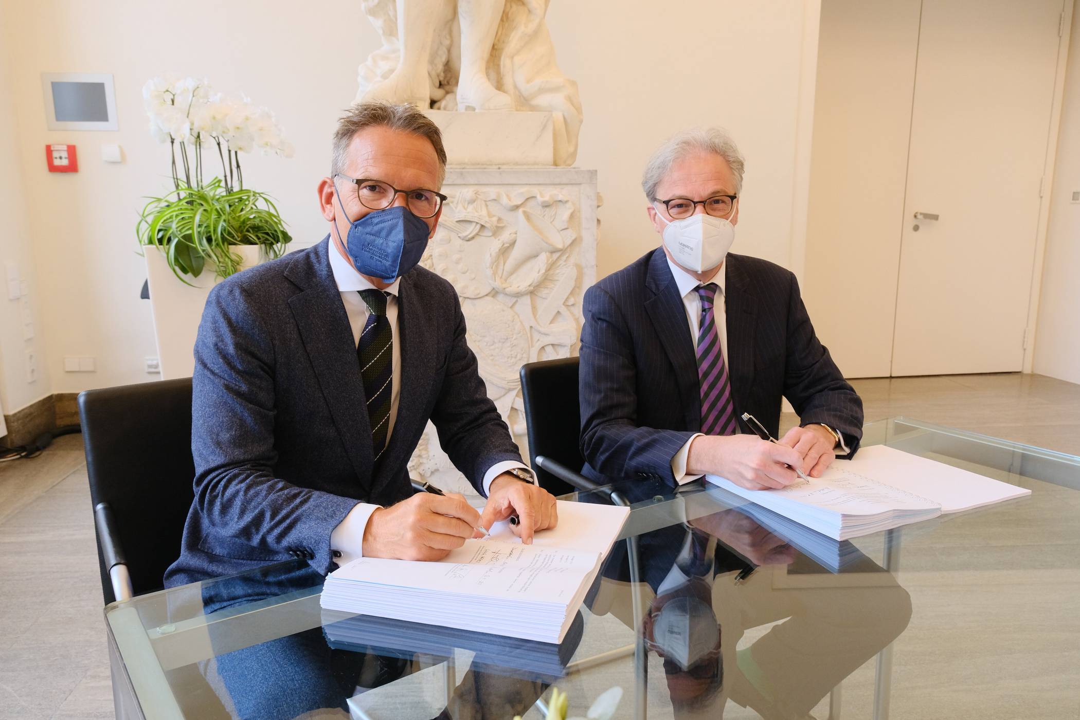  Kulturdezernent Hans-Georg Lohe (r.) unterzeichnete zusammen mit Ulrich Höller, Geschäftsführender Gesellschafter der ABG Real Estate Group, den Mietvertrag für den neuen Standort der VHS an der Yorckstraße. Foto. Stadt/ Gstettenbauer   
