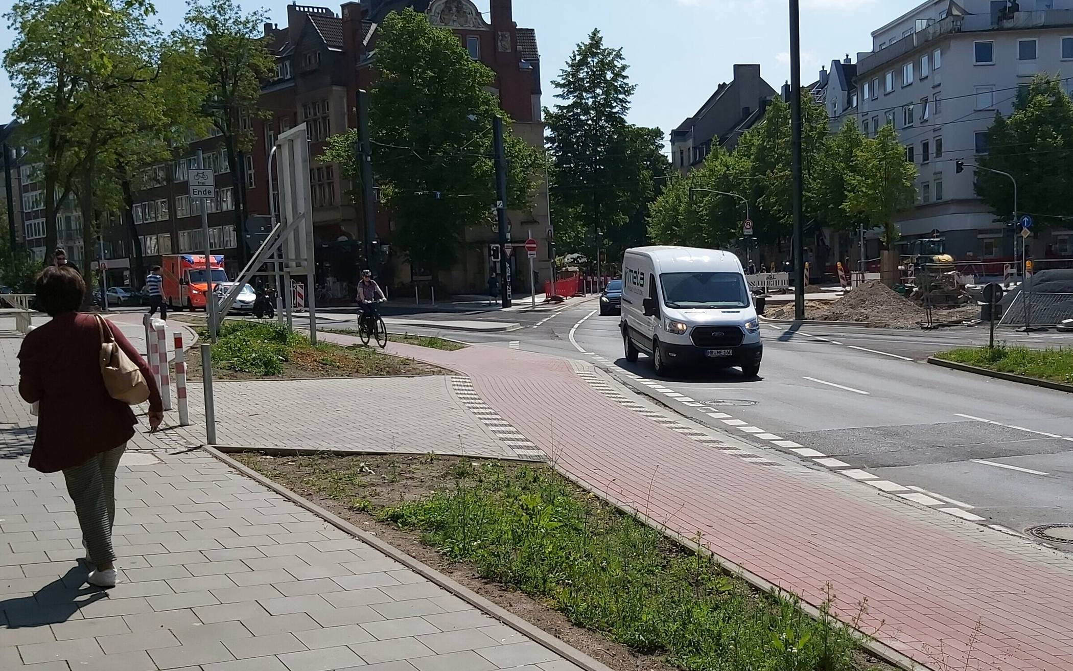  Die Pflasterarbeiten am östlichen Gehweg rund um den Ludwig-Hammers-Platz wurden bereits abgeschlossen.   