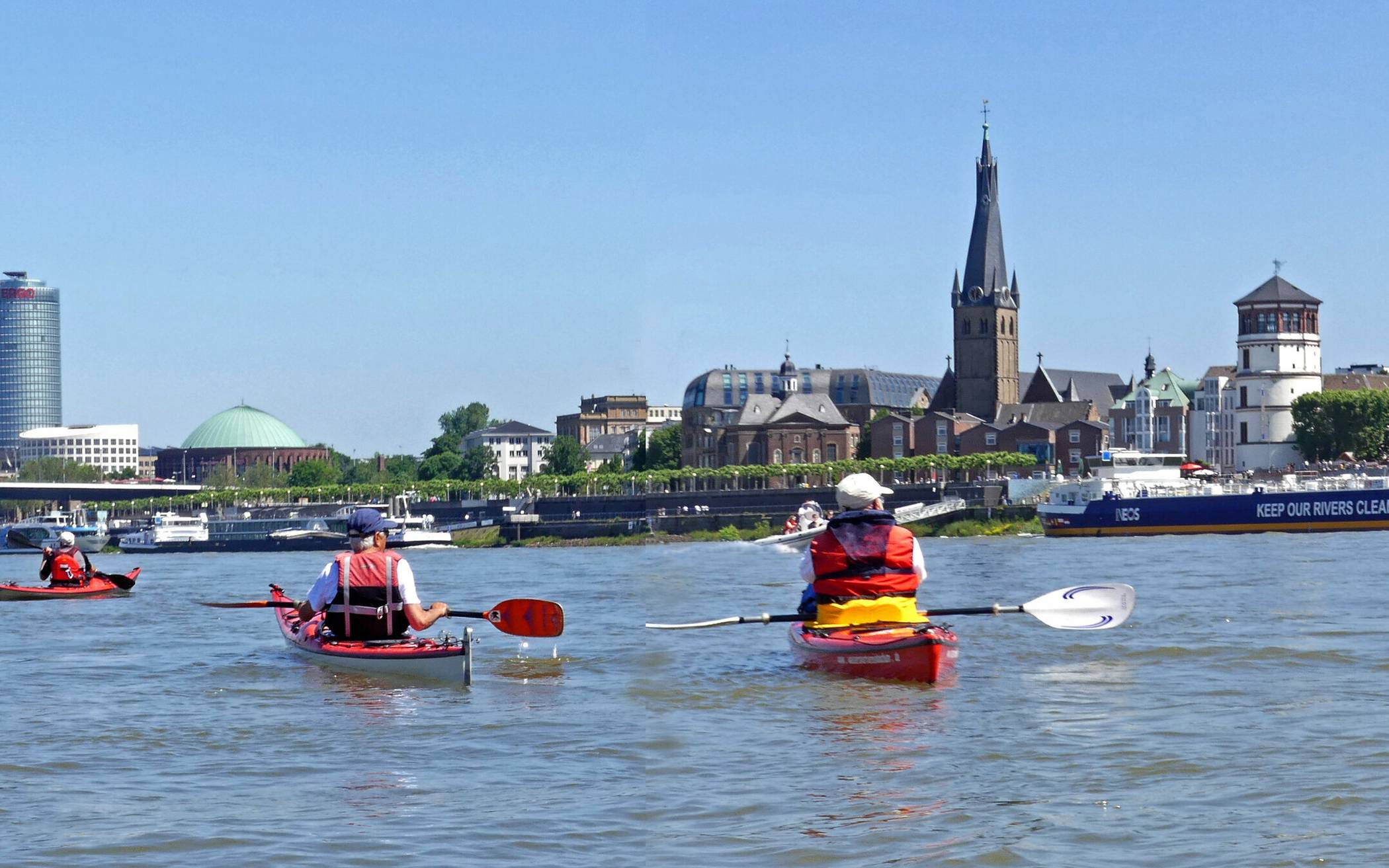  Freie Wasserfahrer auf einer Rheintour entlang der Düsseldorf-Skyline - „Am Anfang braucht man erst einmal nix...“ Foto: Freie Wasserfahrer Düsseldorf 