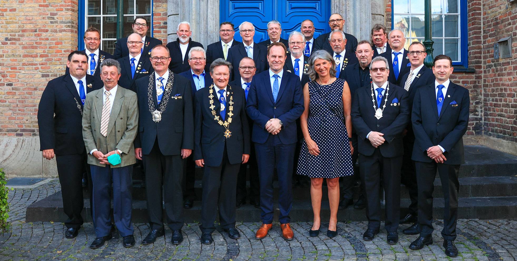  Mit  Ehrenamtskarten Ausgezeichnete und Oberbürgermeister Dr. Stephan Keller (vorne Mitte). 