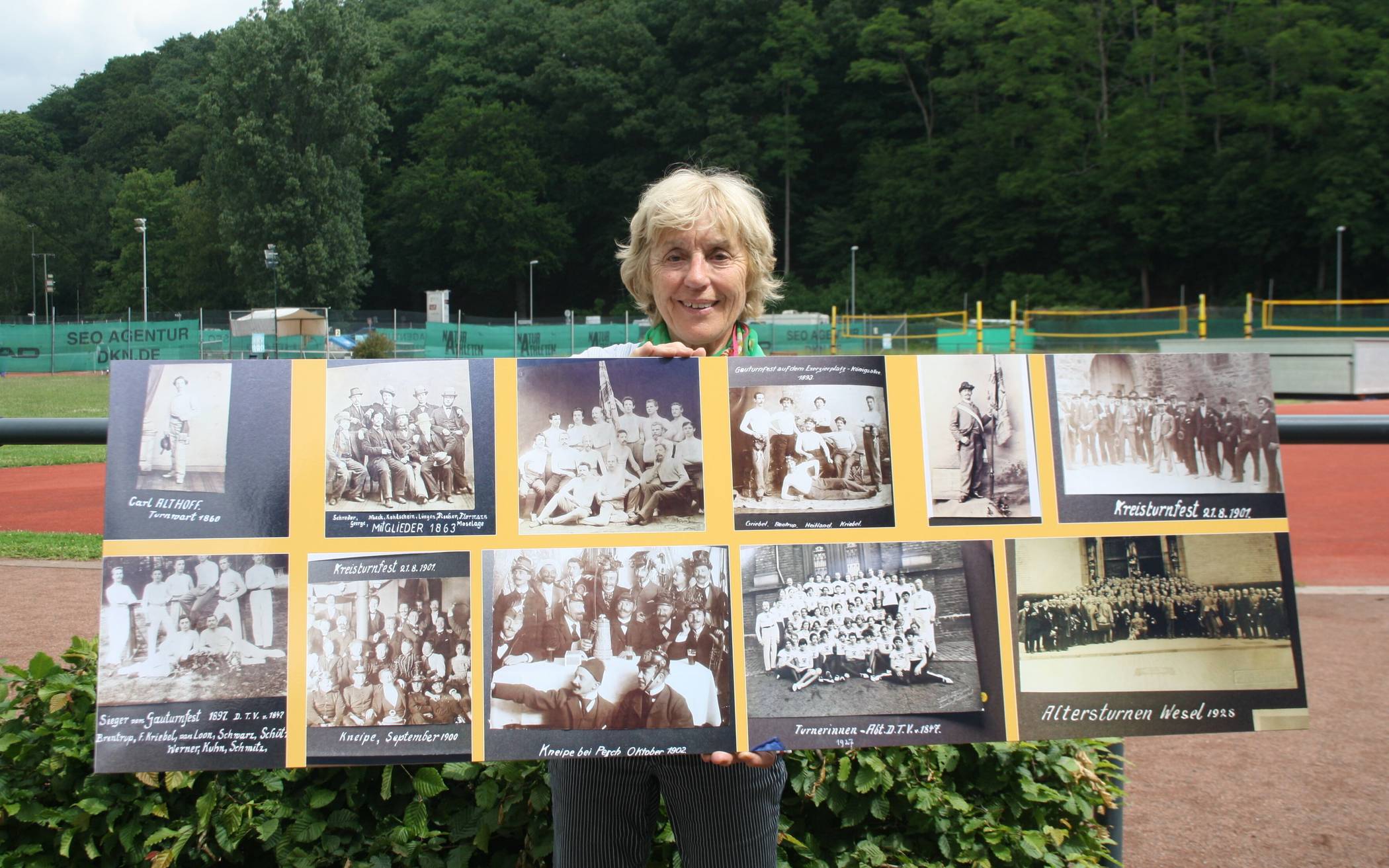  Die DTV-Vorsitzende Elke Trost auf der Vereinsanlage am Grafenberger Wald mit historischen Aufnahmen fürs Jubiläumsfest am 11. Juni - „Es geht nicht um Höchstleistungen.“ 