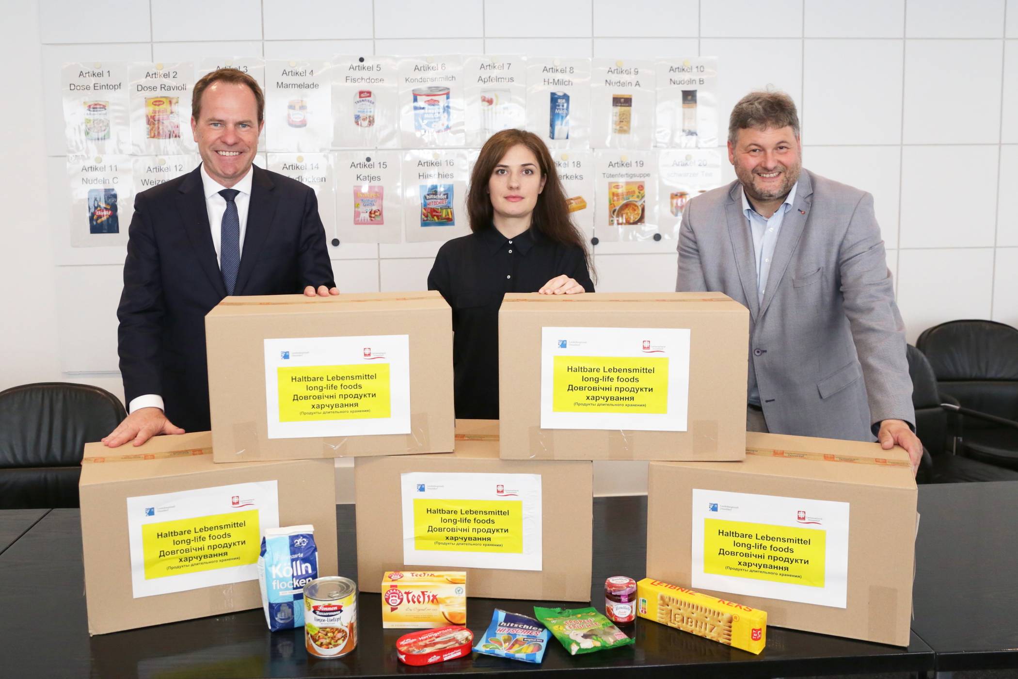  OB Dr. Stephan Keller, die ukrainische Generalkonsulin Iryna Shum und Caritasdirektor Henric Peeters (v.l.) mit noch leeren Kartons der Aktion „10.000 Pakete für Czernowitz“. Foto: Stadt/ Lammert 