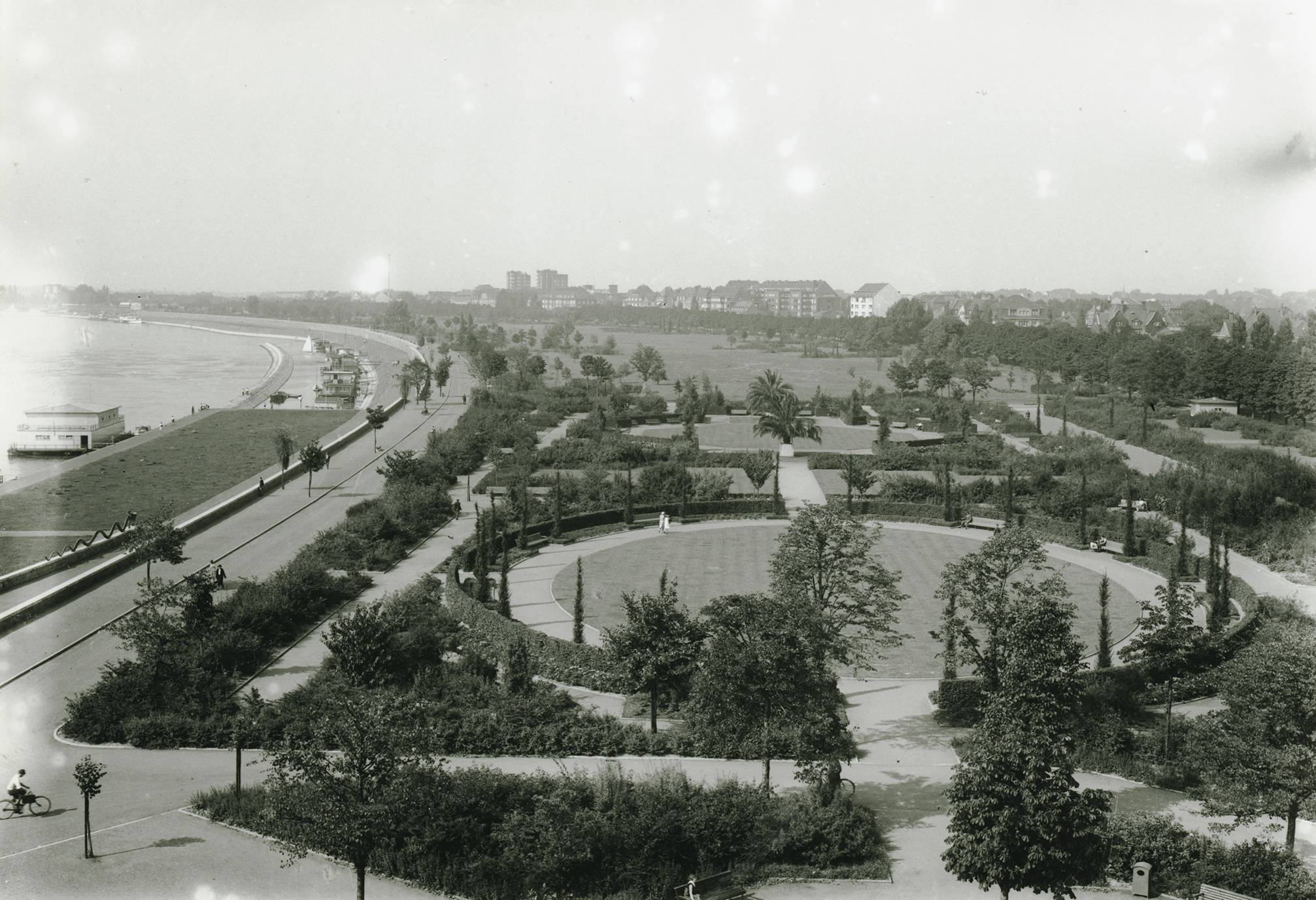  Der Rheinpark Golzheim in einer Ansicht Anfang der 1930er-Jahre, Blick Richtung Norden, mit Oval- und Achteckgarten.   