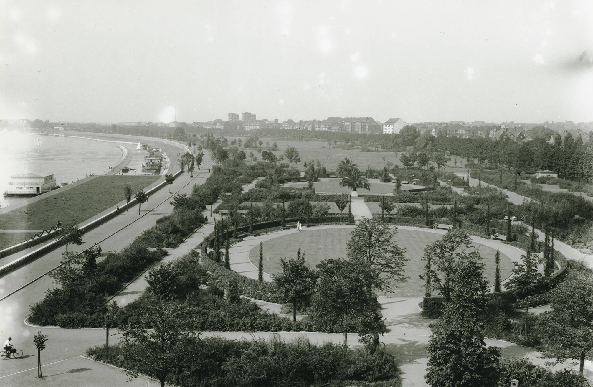  Der Rheinpark Golzheim in einer Ansicht Anfang der 1930er-Jahre, Blick Richtung Norden, mit Oval- und Achteckgarten.   