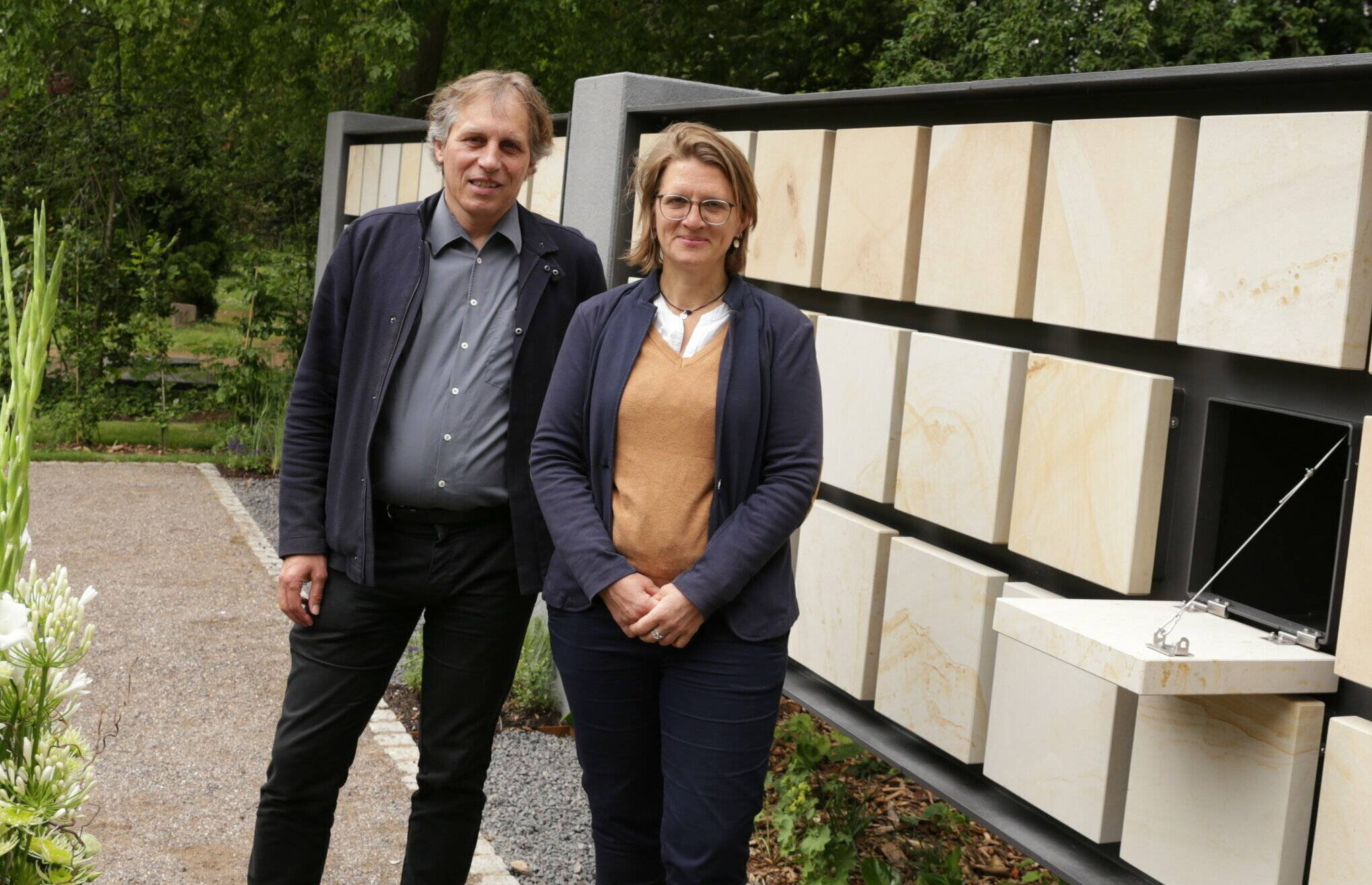  Beigeordneter Jochen Kral und Andrea Baum, stellv. Abteilungsleiterin Friedhöfe und Krematorium, bei der Eröffnung des Kolumbariums auf dem Friedhof Heerdt.   