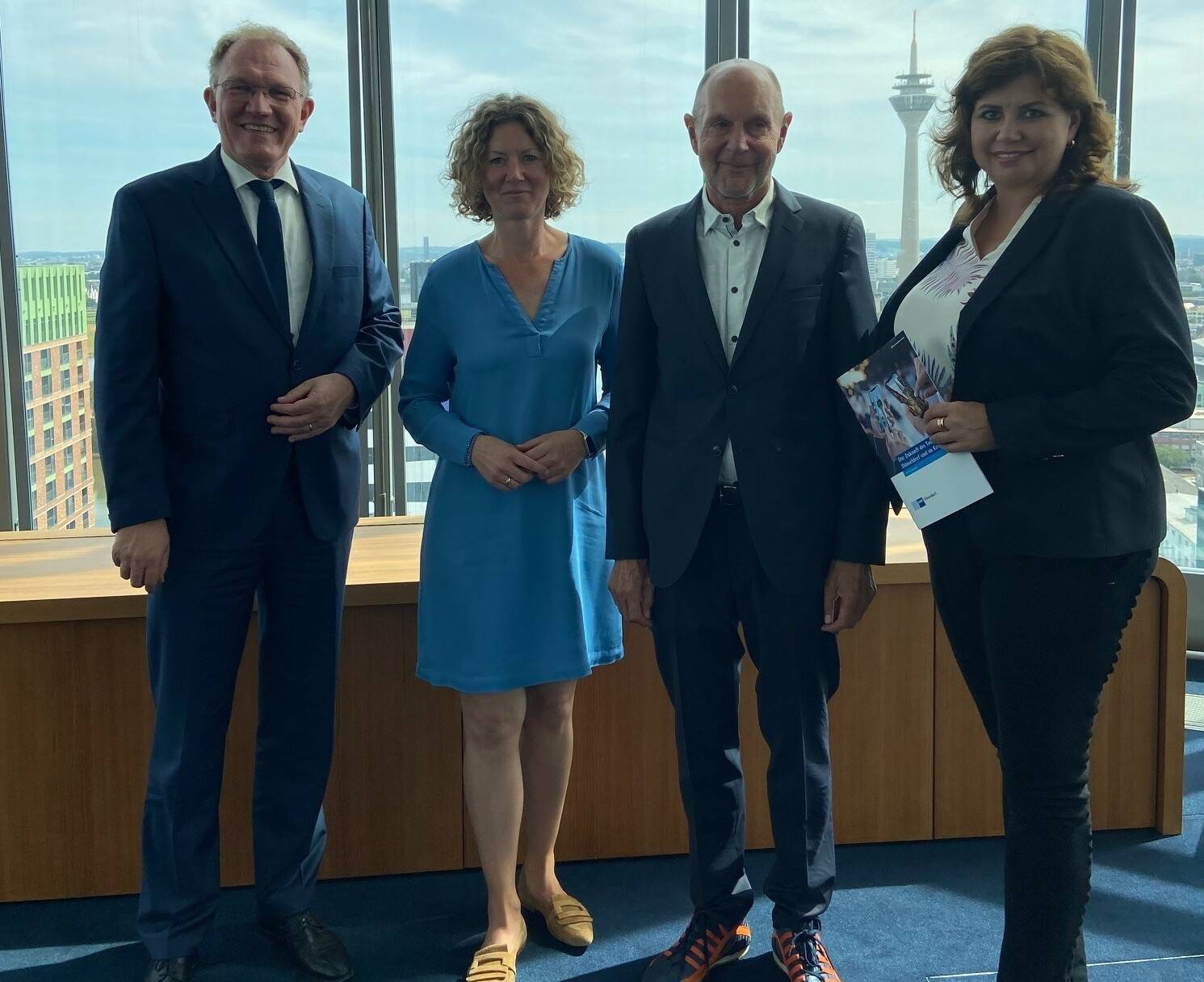  IHK-Tourismusfachleute Claudia Begale, Hans-Günther Oepen, Marion Hörsken und Gregor Berghausen (v. r.) von der IHK vorm Stadtpanorama - „Lasst uns drei Ideen rausnehmen und umsetzen.“ 