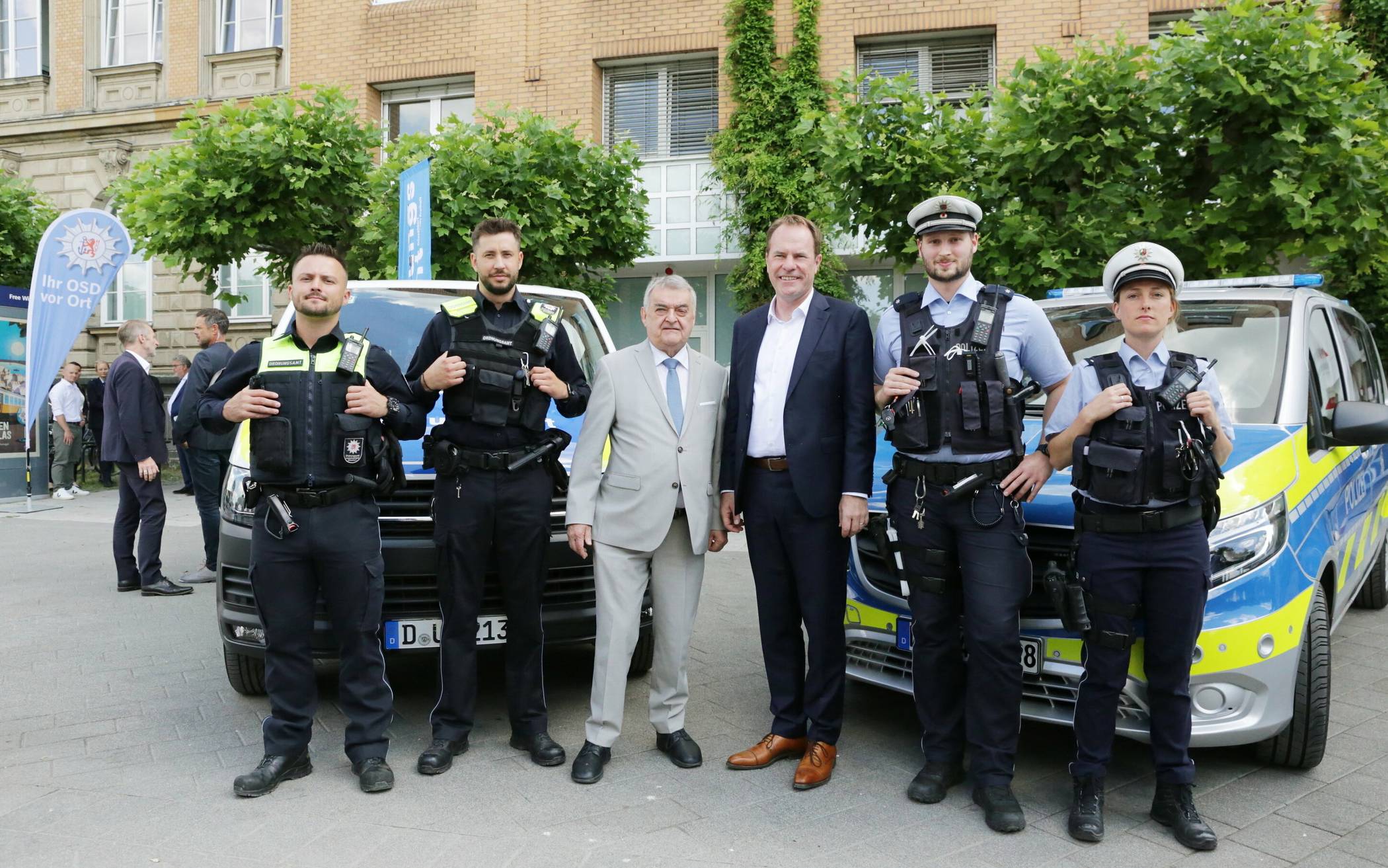  Innenminister Herbert Reul (3.v.l.) und OB Dr. Stephan Keller (3.v.r.) eröffneten - flankiert von Einsatzkräften von OSD und Polizei - die Gemeinsame Anlaufstelle.  