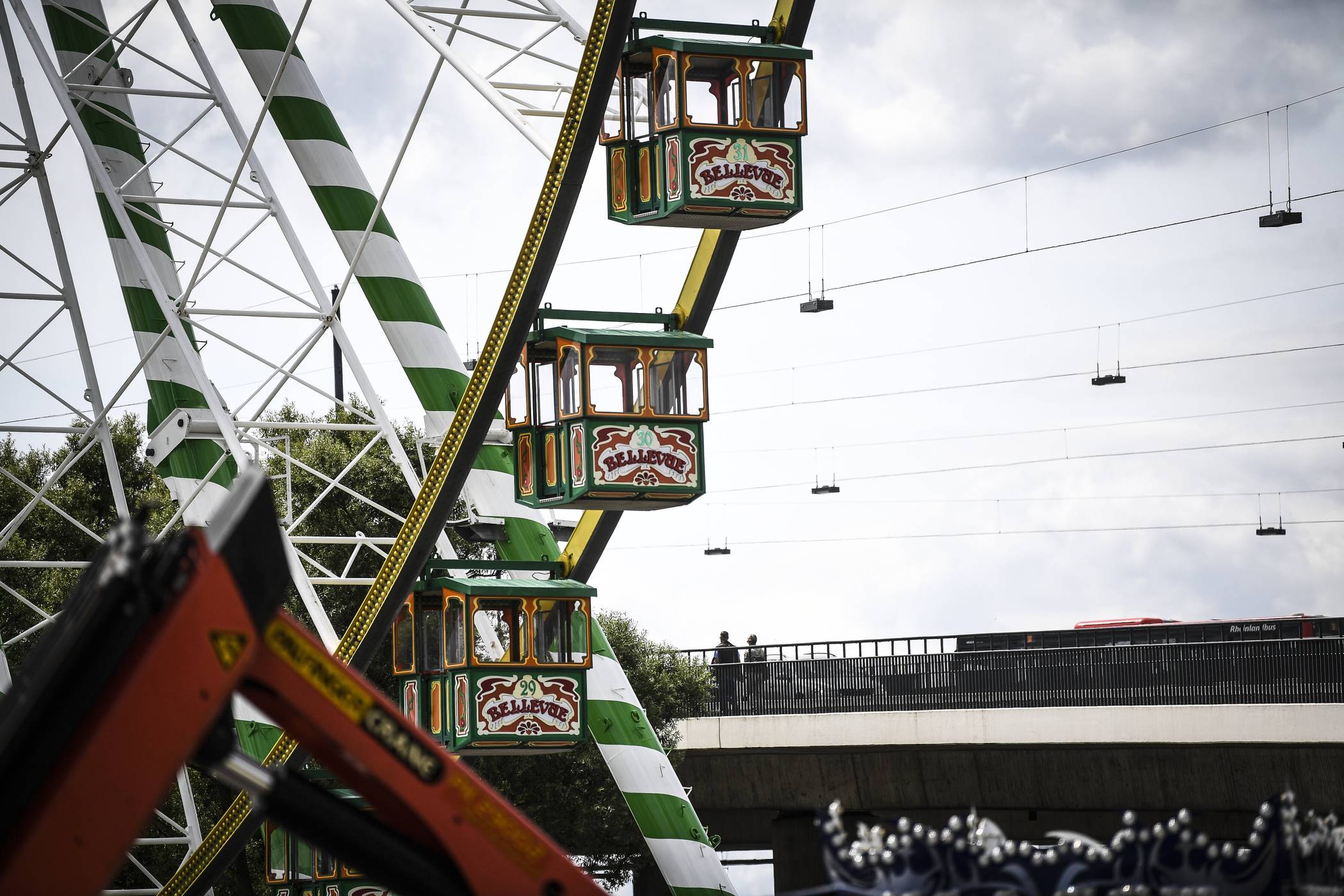 Die Aufbauarbeiten auf der Größten Kirmes am Rhein sind beendet - ab dem heutigen Freitag feiert der Rummel in Oberkassel bis zum 24. Juli Comeback nach Corona. 