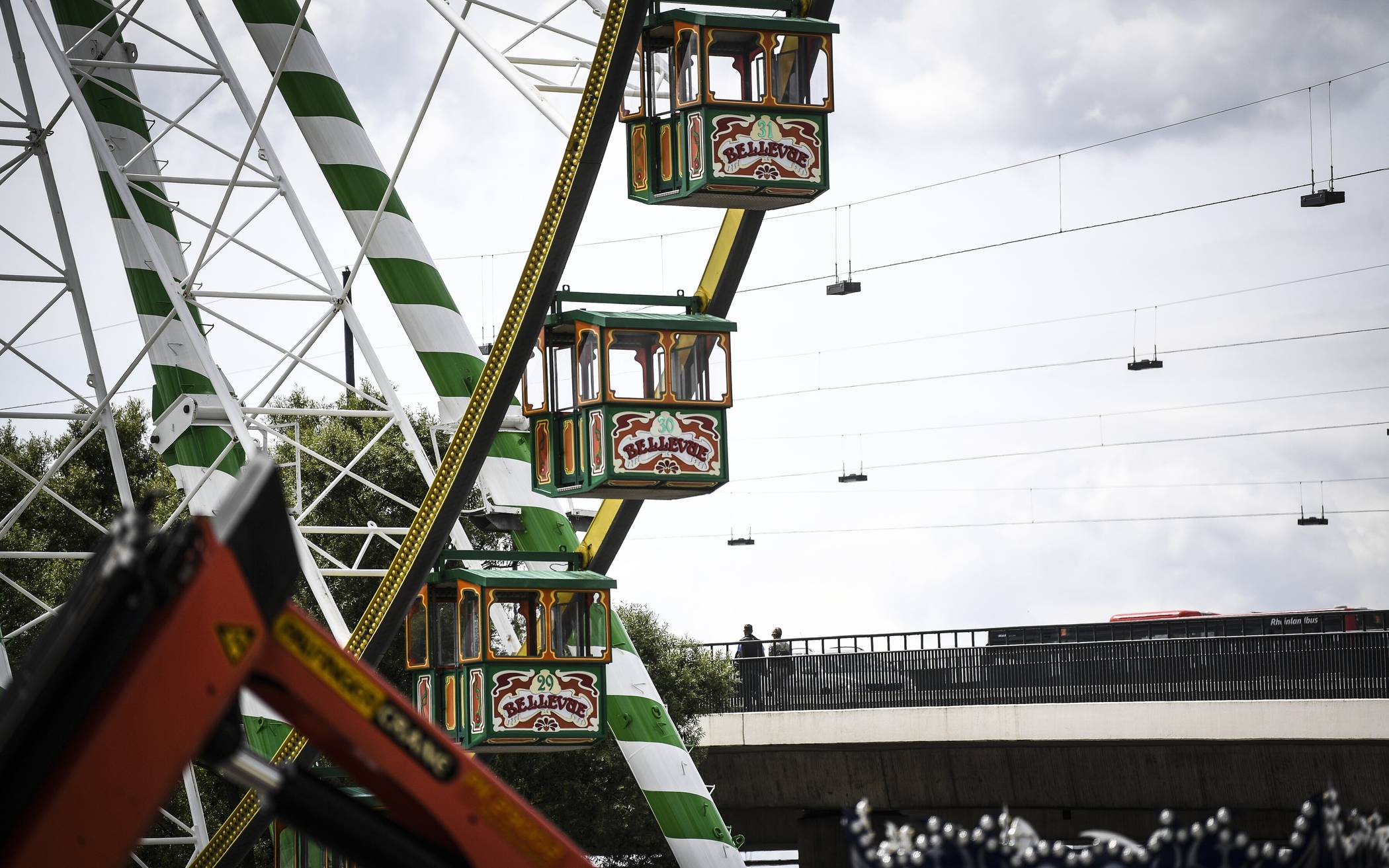  Die Aufbauarbeiten auf der Größten Kirmes am Rhein sind beendet - ab dem heutigen Freitag feiert der Rummel in Oberkassel bis zum 24. Juli Comeback nach Corona. 