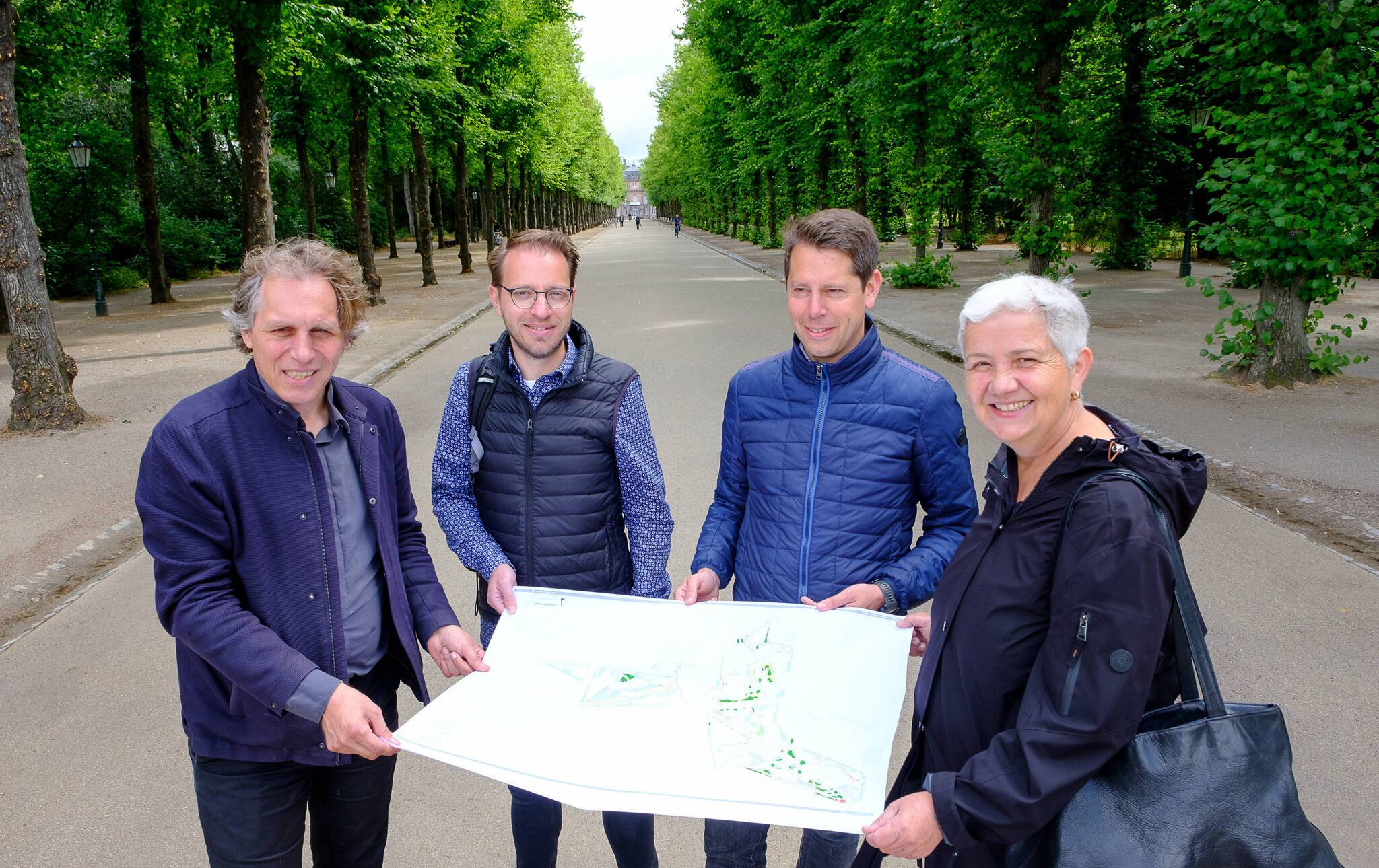  Der Beigeordnete Jochen Kral (l.) und Gartenamtsleiterin Doris Törkel haben jetzt zusammen mit Gartendenkmalpfleger Tobias Lauterbach (2.v.l.) und Landschaftsarchitekt Alexander Richter den Wiederaufbau des Hofgartens bilanziert. Foto: Stadt/ Uwe Schaffmeister 