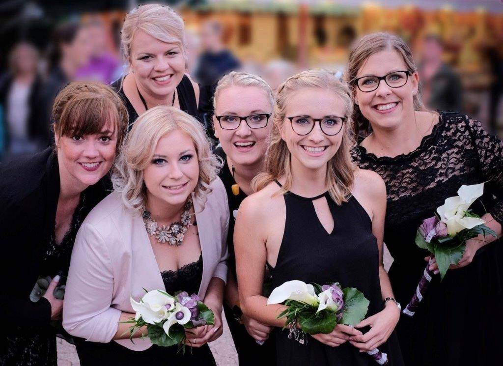  Wilfried und Hannelore Hohmann sind das amtierende Neuenhausener Königspaar (oben). Sie werden begleitet von ihren Hofdamen: Jasmin Nerger (32) arbeitet im Einzelhandel. Sara Joswiak (30) ist Justizfachwirtin beim Land, derzeit eingesetzt im Amtsgericht Grevenbroich. Katja Hohmann (30) arbeitet im Straßenverkehrsamt des Rhein-Kreises. Seit 2005 ist die Königstochter aktive Flötistin im Königszug,dem Tambour-Corps „Sandhasen“ Neuenhausen. Jasmin Weihrauch (32) ist derzeit in Elternzeit mit dem zweiten Kind. Auch ihre große Leidenschaft ist das Spielen der Querflöte, aber im Tambour-Corps aus Orken.  Michelle Ropertz (26) absolviert derzeit ihr Referendariat an einer Grevenbroicher Grundschule. Veronika Hohmann (35) arbeitet als Projekt-Managerin in einer Düsseldorfer Agentur. Verheiratet mit Adjutant Frank Hohmann hat sie einen Sohn Anton. Im Musikzug TV Orken bekleidet sie das Amt der zweiten Kapellmeisterin. 