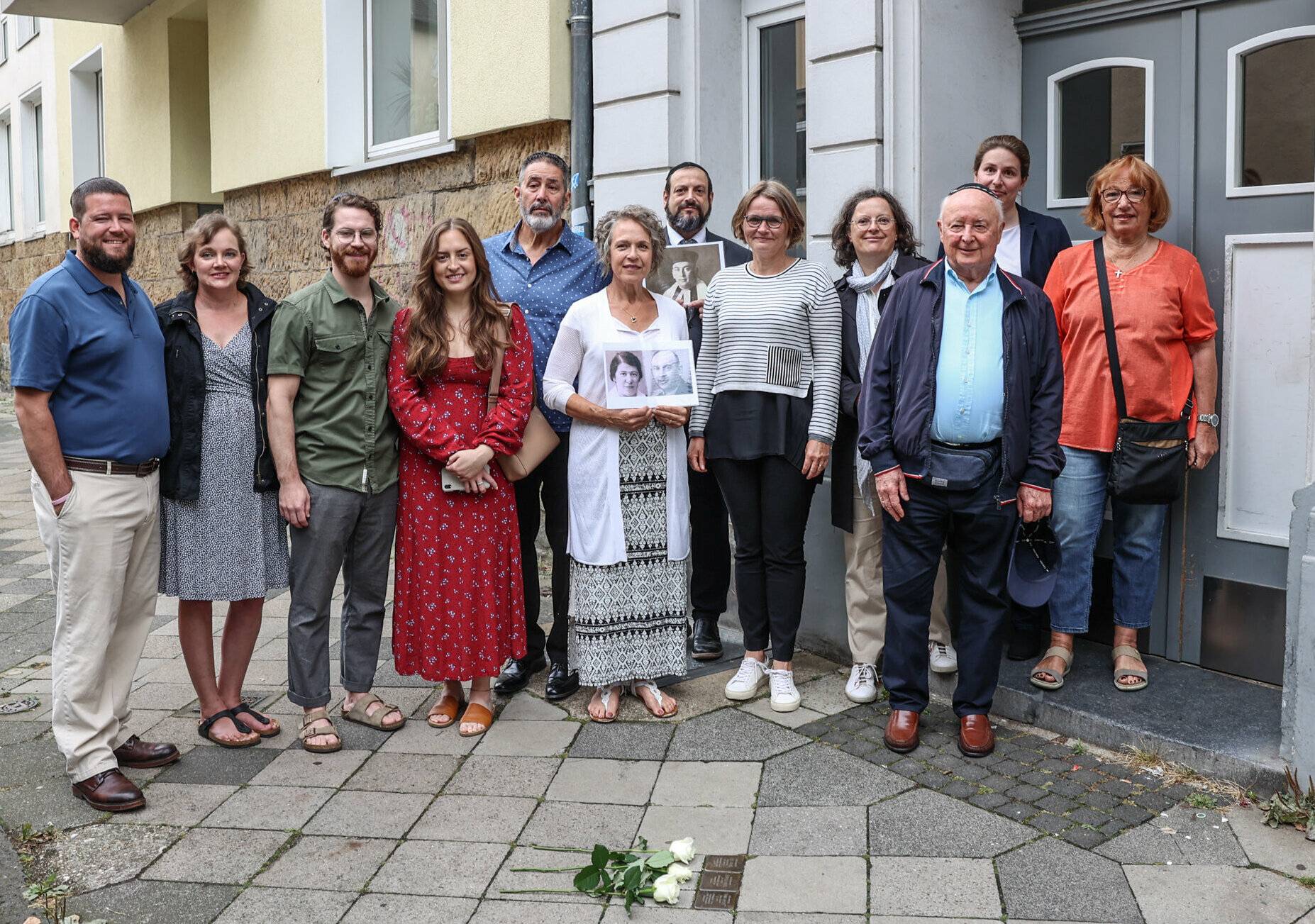 Carolyn Farina (5.v.l.) bei der Zeremonie