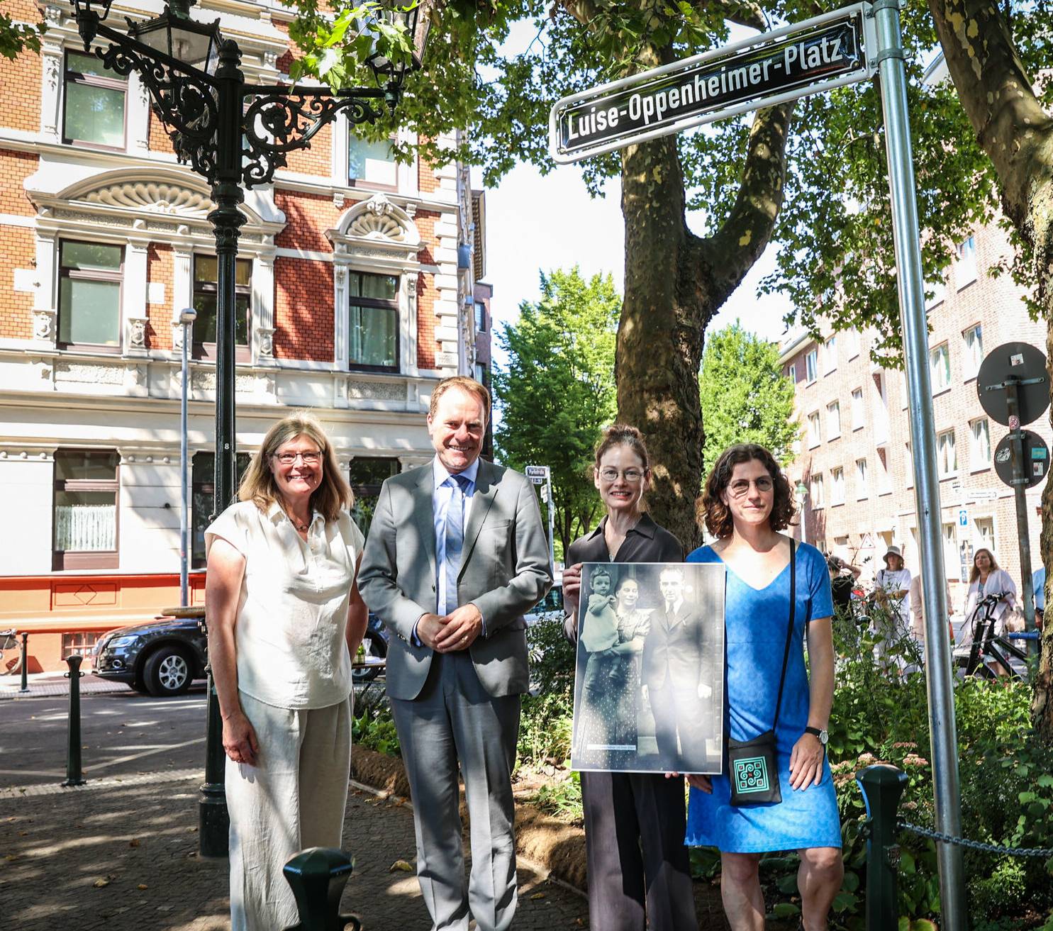 Das Straßenschild für den Luise-Oppenheimer-Platz wurde