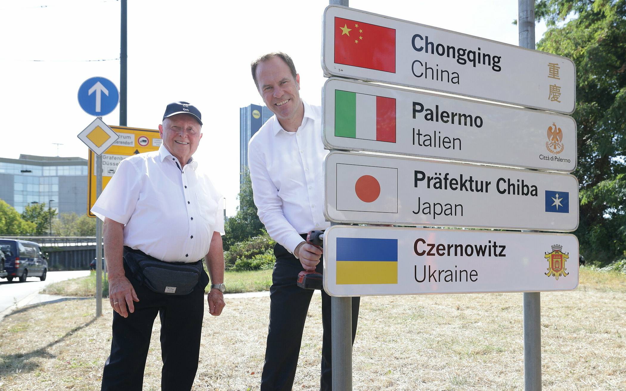  Anlässlich der neuen Städtepartnerschaft mit dem ukrainischen Czernowitz hat OB Dr. Stephan Keller zusammen mit Herbert Rubinstein von der Jüdischen Gemeinde ein Schild der Partnerstädte am Nördlichen Zubringer enthüllt. 