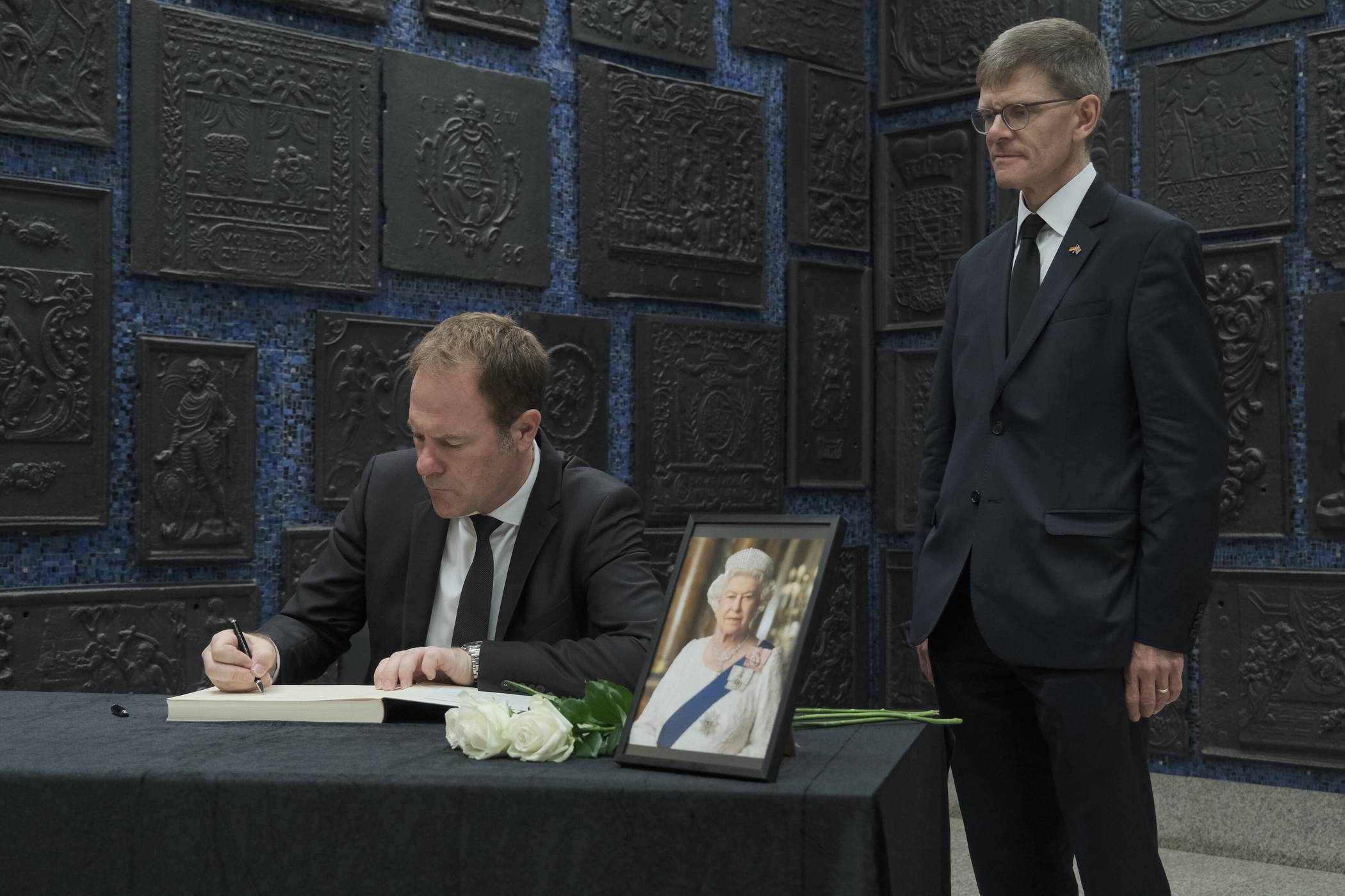 Im Beisein von Rafe Courage, Britischer Generalkonsul in Düsseldorf, trug sich Oberbürgermeister Dr. Stephan Keller in das Kondolenzbuch ein. Foto: Stadt/ Michael Gstettenbauer