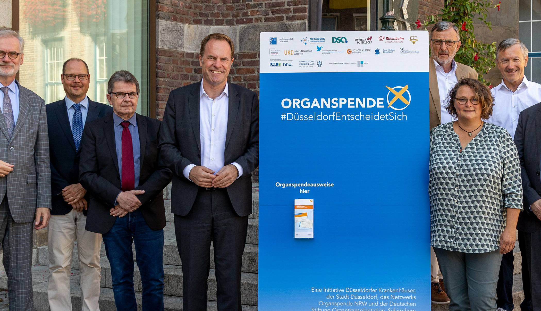 Gemeinsam für den Organspendeausweis. Die Beteiligten der stadtweiten Kampagne #DüsseldorfEntscheidetSich. Foto: UKD 